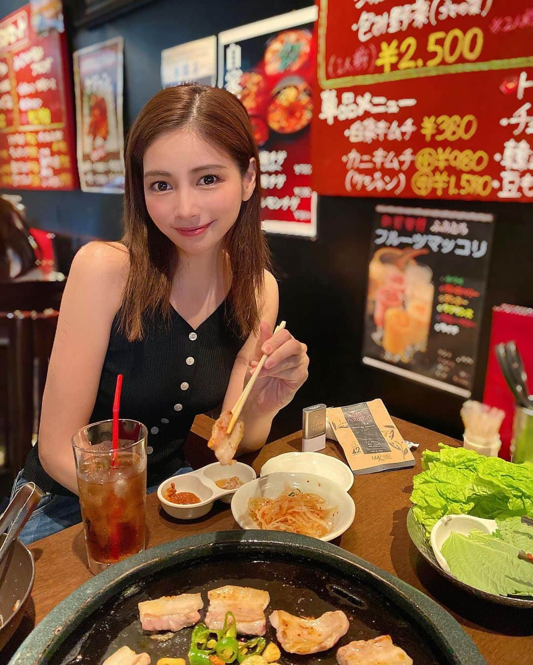 得あゆさんのインスタグラム写真 - (得あゆInstagram)「私は食べる時は食べる！ 食べない時は食べない！ なのでストレスゼロ！🍖 ・ あと私が2年以上続けているのは なちゅリズム　@naturism_afterdiet  ってサプリ飲んでます💊 何回も載せててPRやステマっぽくなるの 嫌だしなんなら本当に良すぎて 全然教えたくないけど 私がダイエットでやってる事って これだけだからさりげなく載せるわ。 いつもカバンに入れて持ち歩いてて 炭水化物食べたら絶対飲む。 私のダイエットの秘密のルールです🐷 #なちゅリズムのある暮らし ・ ・ ・ ・ ・ ・ ・ #サムギョプサル#韓国料理#韓国#美味しい#ヘルシー#ダイエット#スタイル#シンプルな暮らし#辛い#グルメ#食べ歩き#肉#サラダ#ストレス発散#食べるの好きな人と繋がりたい#夜ごはん#ディナー#サプリ#ナチュリズム#デザート#インスタ映え#カメラ女子#ナチュラルメイク#韓国コスメ#ブラックコーデ#ごはん記録#koreanfood#koreanfashion#diet」6月29日 20時39分 - tokuayu819