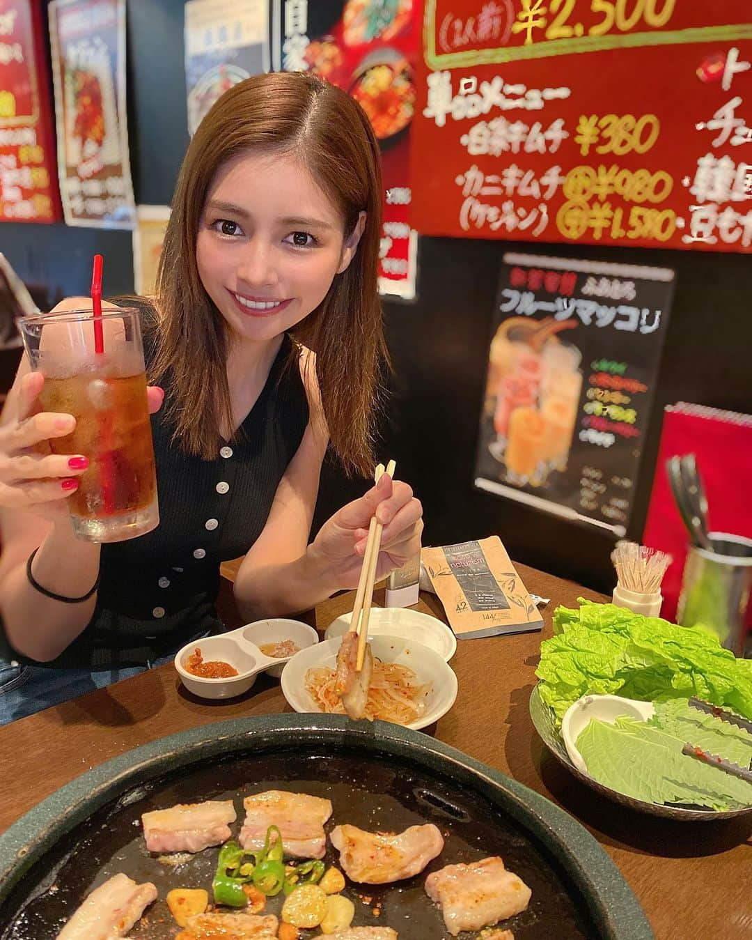 得あゆさんのインスタグラム写真 - (得あゆInstagram)「私は食べる時は食べる！ 食べない時は食べない！ なのでストレスゼロ！🍖 ・ あと私が2年以上続けているのは なちゅリズム　@naturism_afterdiet  ってサプリ飲んでます💊 何回も載せててPRやステマっぽくなるの 嫌だしなんなら本当に良すぎて 全然教えたくないけど 私がダイエットでやってる事って これだけだからさりげなく載せるわ。 いつもカバンに入れて持ち歩いてて 炭水化物食べたら絶対飲む。 私のダイエットの秘密のルールです🐷 #なちゅリズムのある暮らし ・ ・ ・ ・ ・ ・ ・ #サムギョプサル#韓国料理#韓国#美味しい#ヘルシー#ダイエット#スタイル#シンプルな暮らし#辛い#グルメ#食べ歩き#肉#サラダ#ストレス発散#食べるの好きな人と繋がりたい#夜ごはん#ディナー#サプリ#ナチュリズム#デザート#インスタ映え#カメラ女子#ナチュラルメイク#韓国コスメ#ブラックコーデ#ごはん記録#koreanfood#koreanfashion#diet」6月29日 20時39分 - tokuayu819