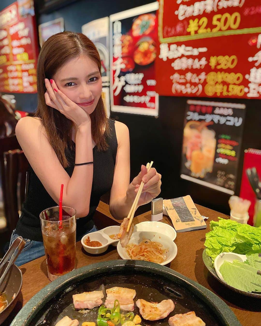 得あゆさんのインスタグラム写真 - (得あゆInstagram)「私は食べる時は食べる！ 食べない時は食べない！ なのでストレスゼロ！🍖 ・ あと私が2年以上続けているのは なちゅリズム　@naturism_afterdiet  ってサプリ飲んでます💊 何回も載せててPRやステマっぽくなるの 嫌だしなんなら本当に良すぎて 全然教えたくないけど 私がダイエットでやってる事って これだけだからさりげなく載せるわ。 いつもカバンに入れて持ち歩いてて 炭水化物食べたら絶対飲む。 私のダイエットの秘密のルールです🐷 #なちゅリズムのある暮らし ・ ・ ・ ・ ・ ・ ・ #サムギョプサル#韓国料理#韓国#美味しい#ヘルシー#ダイエット#スタイル#シンプルな暮らし#辛い#グルメ#食べ歩き#肉#サラダ#ストレス発散#食べるの好きな人と繋がりたい#夜ごはん#ディナー#サプリ#ナチュリズム#デザート#インスタ映え#カメラ女子#ナチュラルメイク#韓国コスメ#ブラックコーデ#ごはん記録#koreanfood#koreanfashion#diet」6月29日 20時39分 - tokuayu819