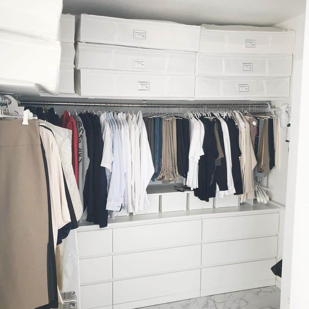 akaneのインスタグラム：「2020.6.29  クローゼットの洋服の見直しに見直してようやく終わりました( ¨̮ )︎︎♡ チェストと洋服の間のデッドスペースを活用したケースに、靴下やオフシーズンの部屋着を入れていましたが、部屋着が嵩張って入りきらなくなってきたので、2個買い足しました✨  部屋着の上と下で1個ずつ使うようにして解決！  洋服を見直した結果、夏物の総数は〇〇枚に😆  ケースは楽天roomに載せてます！ 夏服の合計や詳しいご説明はブログに書きましたので良かったらストーリーズからご覧下さい😌🙏 #closet#organize#mnml #クローゼット#ウォークインクローゼット#クローゼット収納#衣替え#洋服収納#収納ケース#持たない暮らし#シンプルライフ#シンプルホーム#シンプルインテリア#北欧インテリア#整理収納#収納#整理収納アドバイザー」