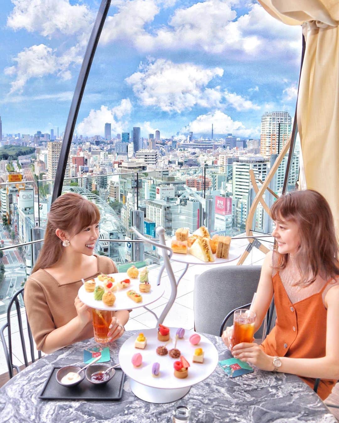 小濱庸子のインスタグラム：「※ @sweets__nano のおすすめで渋谷のCelavi @celavitokyo でアフタヌーンティー☕️ なのちゃんの写真の加工が本当に素敵で、、、教えてもらったのだけど、、、わたしがやると少々青みがかる？🧐 渋谷の東急プラザの18階にあるループトップなのだけど、一席だけ個室があるの🥺✨ほんとーに素敵空間だし、アフタヌーンティーが美味しい😭❤️ なのちゃんともたくさんお話できて幸せな１日、、、🎶 海外雰囲気を味わいたい人にはもってこいなカフェだったなぁ☕️☕️ #カフェ #アフタヌーンティー #カフェ巡り #渋谷カフェ #cafe #teatime #celavitokyo #chill #chillout #japan #japan_of_insta #絶景 #女子会」