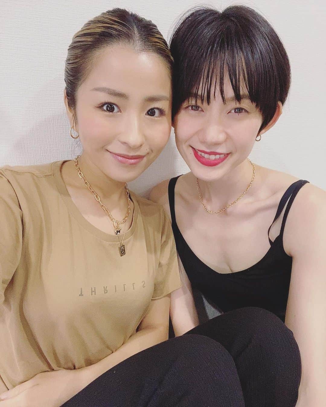 平山奈美のインスタグラム：「だいすきな @_miya_2 との間に だいすきな @ nagi が乱入して さんこいち👩🏼🧑🏻👦🏻らぶい . 3枚目は7ヶ月ぶりのみやnight🌙🍷 .  #にこいち #さんこいち #大好き #パートナー #息子 #男の子 #男の子ママ #仲良し #家族 #親子 #息子 #私服 #ユニクロ #コーデ #ショートヘア #ありがとう #またね」