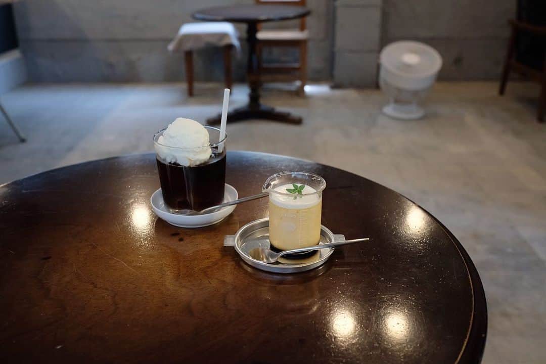 maggydaisyのインスタグラム：「_  少し前 びっくりするほど美味しかったプリン。  懐かしい街に素敵なお店が出来ていた。 次はカレーが食べたいな！  すっきりとした飲み口のコーヒーはFelt coffeeさんかな。  #coffeetime #cafe #プリン #コーヒーフロート」