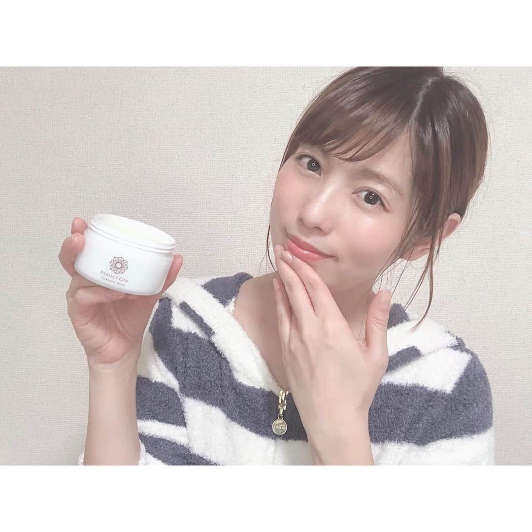 鈴木優梨さんのインスタグラム写真 - (鈴木優梨Instagram)「💆‍♀️✨💞 今まではオイルでしっかり落としたい！！ と思ってたんだけど、 ・ お肌に優しいクレンジングバームが気になり始め 試して見たのがこの パーフェクトワンのクレンジングバーム💆‍♀️✨ ・ ・ 硬すぎず柔らかすぎないバームがお肌に伸びて マッサージしながら メイクや毛穴の汚れを落としてくれます💄💋✨ ・ ウォータープルーフのマスカラも つるんっと落ちたよ( ꇐ₃ꇐ )✨ ・ ・ 洗い上がりも突っ張らず、 でもベタベタせず、いい感じ🥰 ・ オールシーズン使えそう💖 ・ ・ @perfectone_info  #パーフェクトワン #パーフェクトワンクレンジングバーム　 #クレンジングバーム」6月29日 20時46分 - suzuki_yuuri