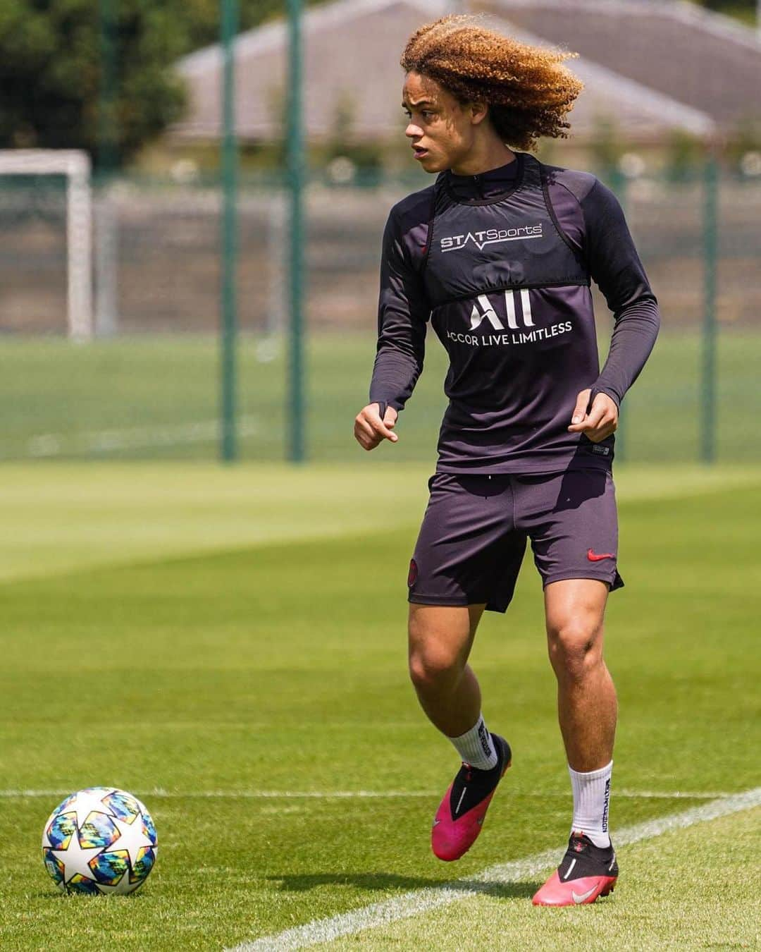 シャビ・シモンズさんのインスタグラム写真 - (シャビ・シモンズInstagram)「The wait is over... ⚽🦁 : : : : : : : #training #train #keeppushing #footballdreams #everydayisdayone #fútbol #sport #team #football #soccer #love #player #lovethisgame #attitude #passion #happy #psg #paris #motivation #gogoles #futbol #nike #xavi #xs #xavisimons #allezparis #smile #allez #go #workout」6月29日 20時48分 - xavisimons