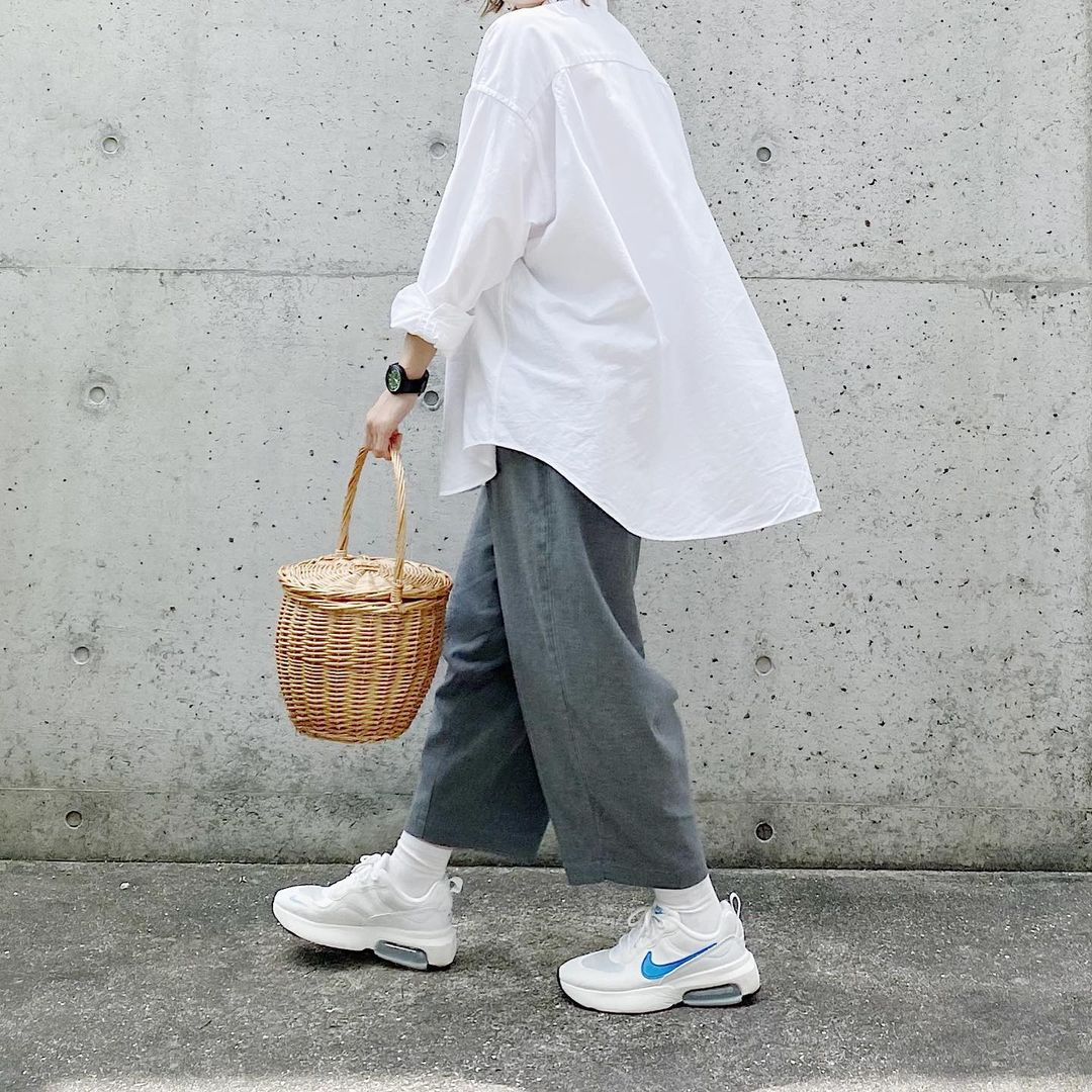 ryokoさんのインスタグラム写真 - (ryokoInstagram)「▪︎ . オーバーサイズな白シャツとグレーのパンツ 天気が良かったので🆕スニーカー下ろしました . . . shirt #graphpaper  bottoms #harvesty bag #menui shoes #nike」6月29日 20時48分 - ryo___ka