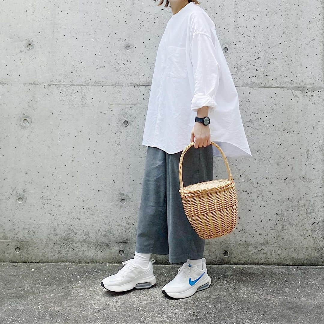 ryokoさんのインスタグラム写真 - (ryokoInstagram)「▪︎ . オーバーサイズな白シャツとグレーのパンツ 天気が良かったので🆕スニーカー下ろしました . . . shirt #graphpaper  bottoms #harvesty bag #menui shoes #nike」6月29日 20時48分 - ryo___ka