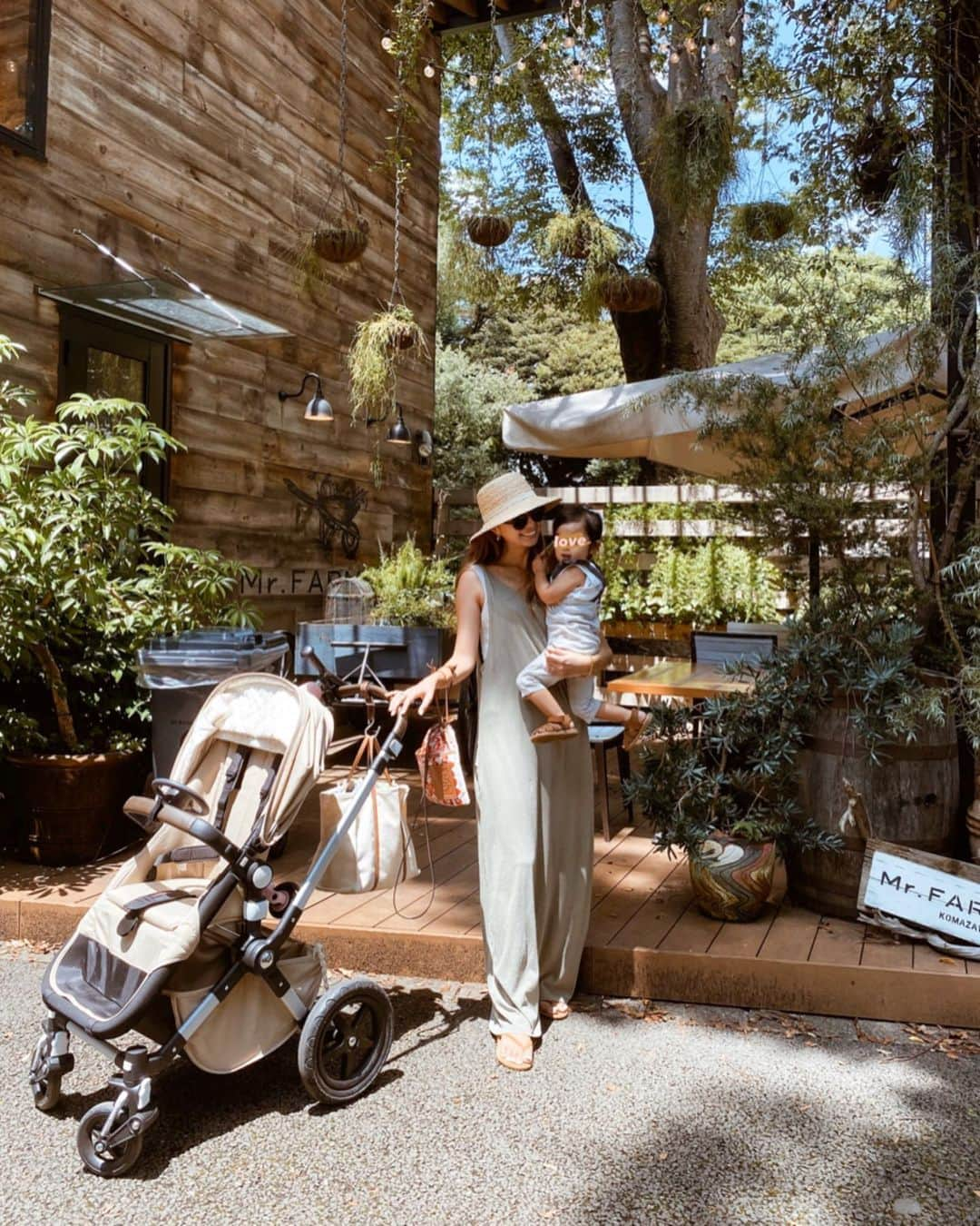 岡田美季さんのインスタグラム写真 - (岡田美季Instagram)「今日はお友達と駒沢公園🌿 駐車場も美味しいご飯屋さんも何種類もの公園もあるから最高だ。 おそろいのキッズスクーターでマイペースなふたり💕 久しぶりに会えたからすごい成長してて様子見ながら触れ合うふたりがかわいかった🥺💗 #fashion #ootd #coordinate #room306contemporary #公園 #公園コーデ」6月29日 20時48分 - mikiokada0225