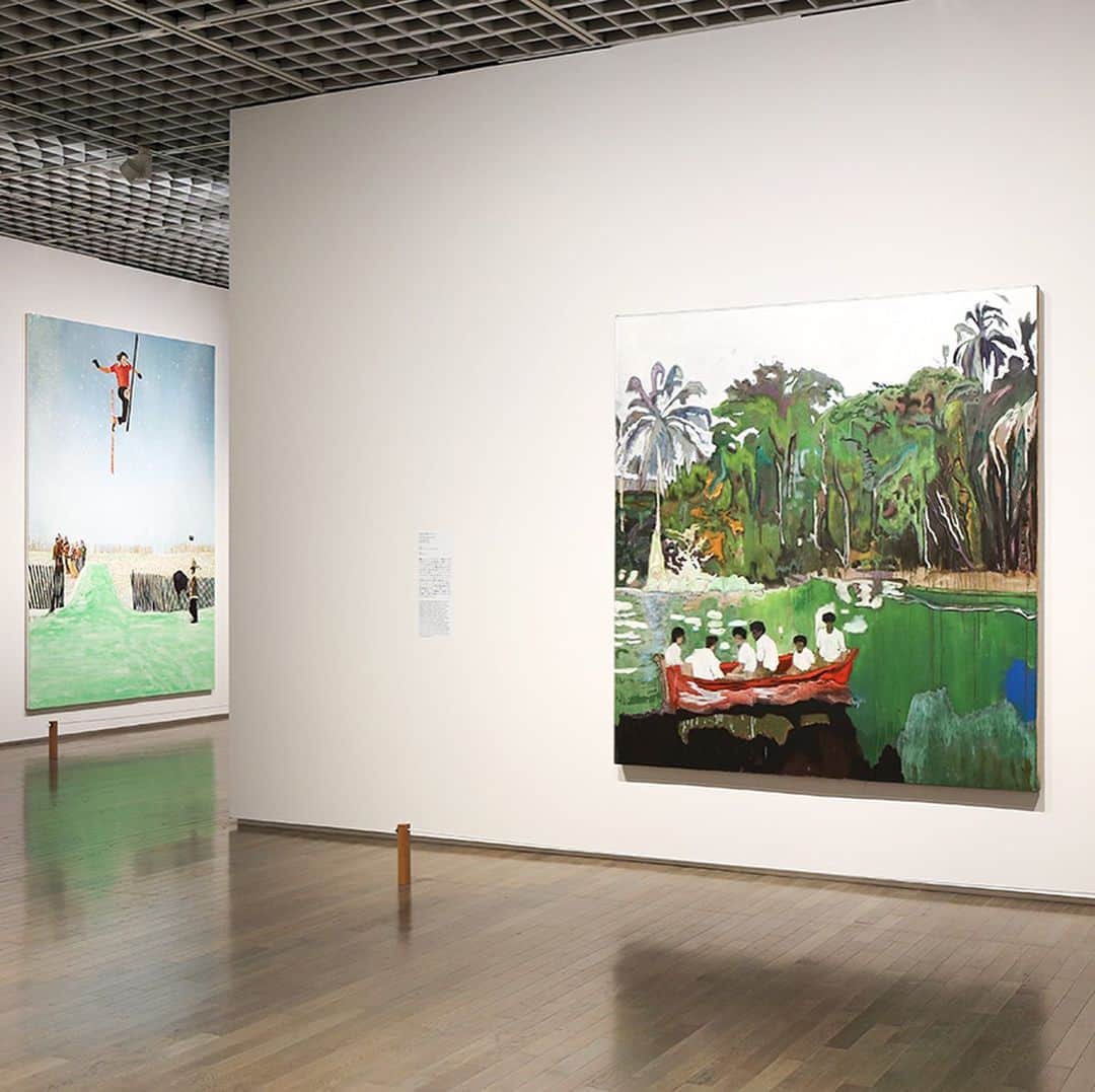 haconiwa / 箱庭のインスタグラム：「東京国立近代美術館で開催中の「ピーター・ドイグ展」が、臨時休館を経て先日から再会されました！  日本初開催となるドイグの個展。ロマンティックかつミステリアスな⾵景に心奪われる作品ばかりです…！ 会期が延長し、10月11日（日）まで開催されているので、みなさんもぜひ足を運んでみてくださいね！  詳しくはhaconiwaの記事をどうぞ💁‍♀️ https://www.haconiwa-mag.com/exhibition/2020/06/peterdoig/  #ピータードイグ展 #ピータードイグ #peterdoig #東京国立近代美術館 #絵画 #展覧会 #アート #東京 #tokyo」