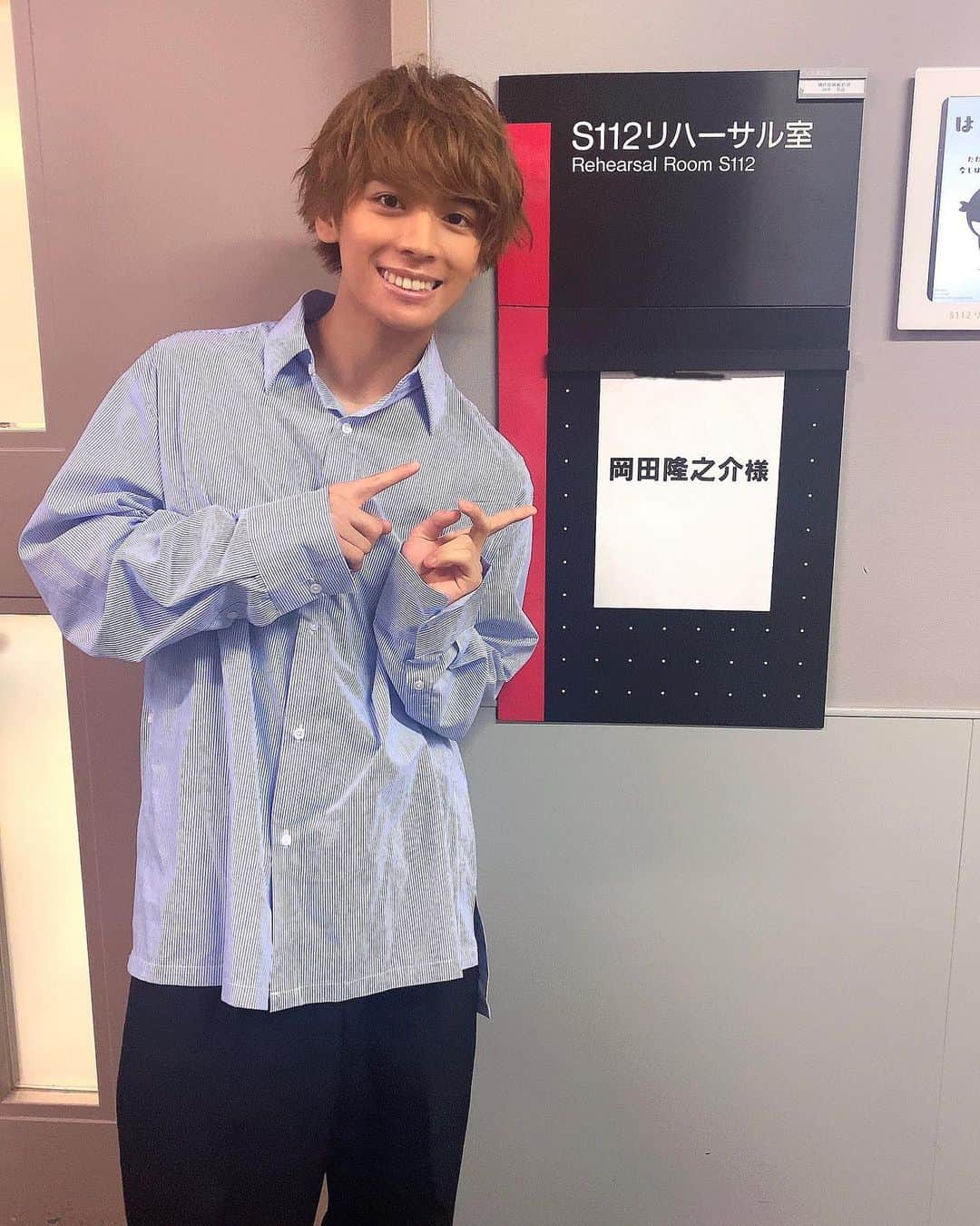 のインスタグラム：「本日はテレビのお仕事でした！！ 情報解禁できそうになりましたら、また告知します〜🙌 ガチガチに緊張しました😂  個人的に今日の髪型めっちゃ好き^_^ #撮影 #パーマ 風」