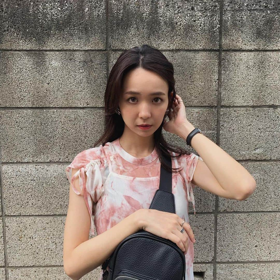 宮崎由加さんのインスタグラム写真 - (宮崎由加Instagram)「今日の服﻿ ﻿ ﻿ 今日はADIRAの打ち合わせをしてきました❤︎﻿ ここ最近はずっと秋・冬服をやってます😉﻿ もう間も無く嬉しいお知らせが出来るので﻿ しばし待たれよといった感じです。﻿ ﻿ ﻿ 今日はタイダイ柄のレッドをセットで着た！﻿ ﻿ 下はADIRAのフライスフレアパンツの﻿ ブラックを履きました🖤🤍﻿ フライスフレアパンツ履いてて楽すぎるのに﻿ 簡単にスタイル良く見せてくれるから﻿ めっちゃ履いてる〜☺️﻿ ﻿ ﻿ #宮崎由加　#みやざきのふく　﻿  #adira  #adira_tokyo  #アディラ　﻿ #打ち合わせ　#タイダイ柄　#セットアップ　﻿ #styleup #ootd #fashion #今日のコーデ　﻿」6月29日 20時49分 - yuka_miyazaki.official