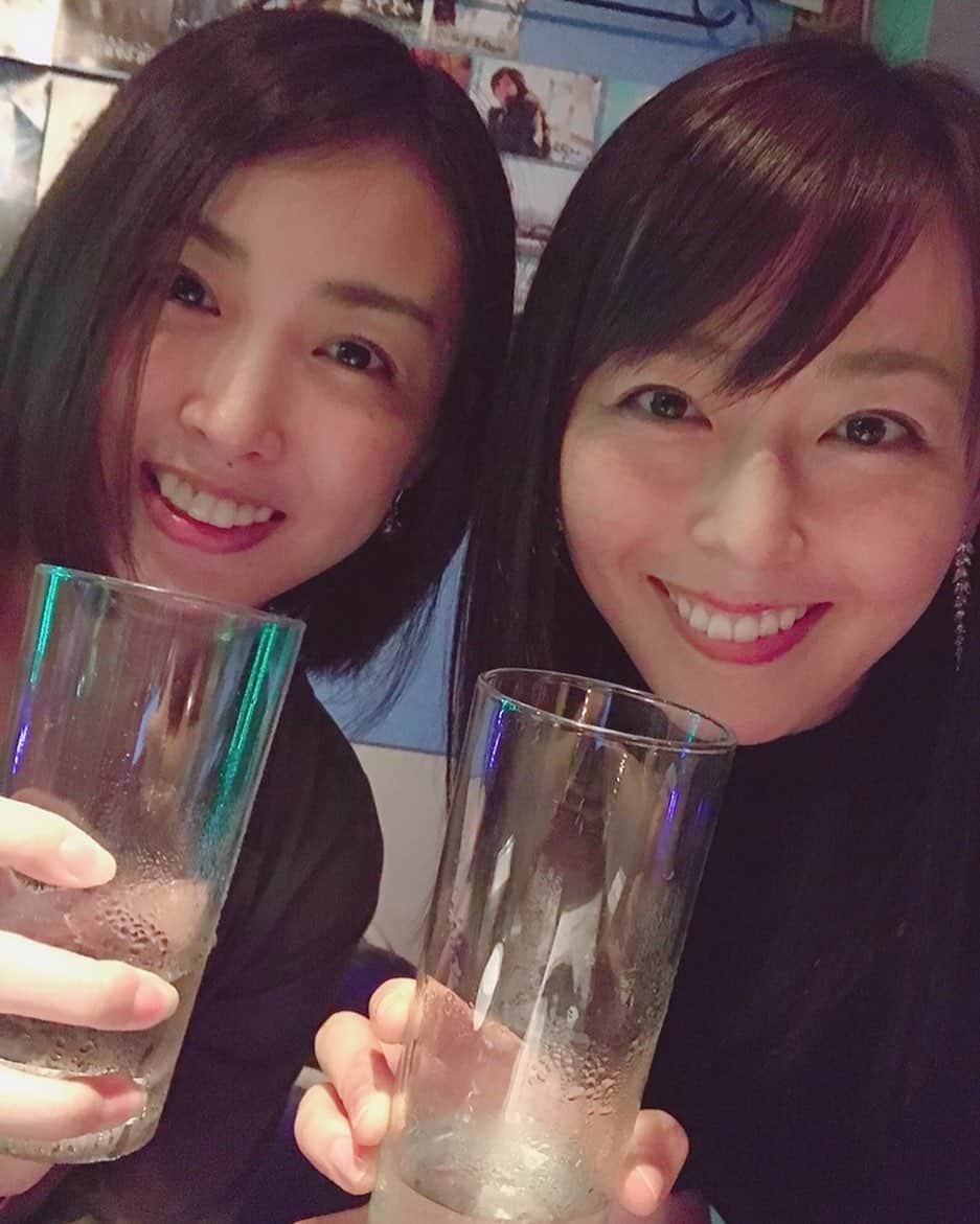 のインスタグラム：「去年の今頃なにしてたっけ？って思って写真フォルダさかのぼってみたら、みなせちゃんの隣にいた😍  私の知り合いのお店に一緒に行ったんだけど、店に入ってすぐ「えみちゃんが二人いる！」って言われたっけ（笑）  2月に写真集見てもらったっきり会えてないけど、近々登場しそうな予感💕（←勝手に）  #八代みなせ #伊藤えみ #そっくりさん  #顔が似てる  #と昔から周りに言われている #うれしい  #friends  #一年前 #japanese」
