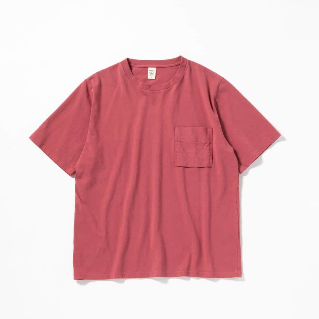 Jackmanさんのインスタグラム写真 - (JackmanInstagram)「「UNIFORM POCKET」  This leading pocket design used until pockets disappeared from baseball uniforms in the 1890s is notable for its large size and double stitching. This is an updated US cotton T-shirt combining iconic details from those times. It is a T-shirt filled with baseball tradition and a love of baseball.  1890年代にBaseball Uniformからポケットが無くなるまで代表的なポケットデザインはやや大振りでダブルのステッチといった特徴ある形でした。その時代の代表的なディティールを加えアップデートした米綿素材のポケットT-Shirt。Baseballの伝統とBaseballへの愛情を込めたT-Shirtです。 +++﻿ ﻿ Jackman﻿ 東京都渋谷区恵比寿南2-20-5﻿ 03-5773-5916﻿ ﻿ 水〜金 11:00-19:00﻿ 土日祝日 10:00-18:00﻿ 月火はお休みです﻿  Jackman﻿ 2-20-5 Ebisu-minami, Shibuya-ku, Tokyo﻿ +81 3-5773-5916﻿ ﻿ Weekday : 11am-7pm﻿ Weekend : 10am-6pm﻿ Day off : Monday and Tuesday﻿ ﻿ #jackman_official #factorybrand #madeinjapan #madeinfukui #uscotton #pockettshirt #jm5009 #coral」6月29日 20時50分 - jackman_official