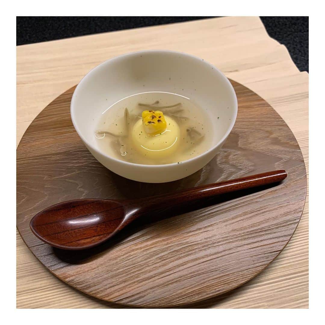 篠原菜月さんのインスタグラム写真 - (篠原菜月Instagram)「夕食も楽しみの一つ🙏💓 星のや東京でのディナーはフランス料理の世界的なコンクール ボキューズ・ドールで世界3位の浜田シェフが作る #Nipponキュイジーヌ というコース料理。﻿ ﻿ 魚をふんだんに使っていて、一品目からなんと美しい！料理に合わせて温度の違う石の上にのっているのですが、5つの意思を表現しているのだとか。﻿ ﻿ ﻿ @hoshinoya.official @hoshinoresorts.official  #hoshinoyatokyo#tokyo#hoshinoresorts#hoshinoya#星のや#星のや東京#東京#星野リゾート#東京#旅館#日本旅館#大手町#温泉#温泉旅館#七夕#夕食#フランス料理#魚料理#dinner」6月29日 20時52分 - natsukishinohara