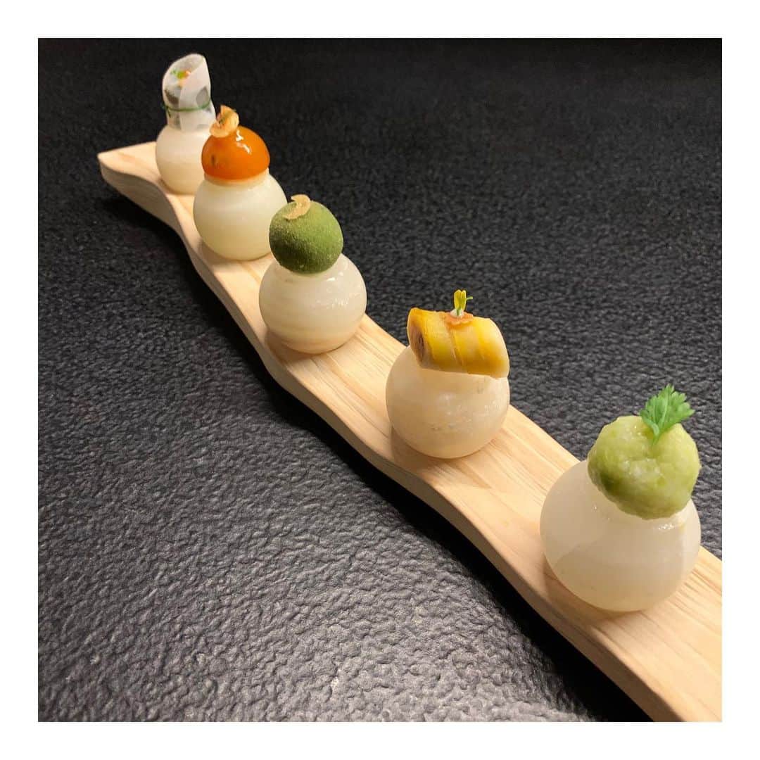 篠原菜月のインスタグラム：「夕食も楽しみの一つ🙏💓 星のや東京でのディナーはフランス料理の世界的なコンクール ボキューズ・ドールで世界3位の浜田シェフが作る #Nipponキュイジーヌ というコース料理。﻿ ﻿ 魚をふんだんに使っていて、一品目からなんと美しい！料理に合わせて温度の違う石の上にのっているのですが、5つの意思を表現しているのだとか。﻿ ﻿ ﻿ @hoshinoya.official @hoshinoresorts.official  #hoshinoyatokyo#tokyo#hoshinoresorts#hoshinoya#星のや#星のや東京#東京#星野リゾート#東京#旅館#日本旅館#大手町#温泉#温泉旅館#七夕#夕食#フランス料理#魚料理#dinner」