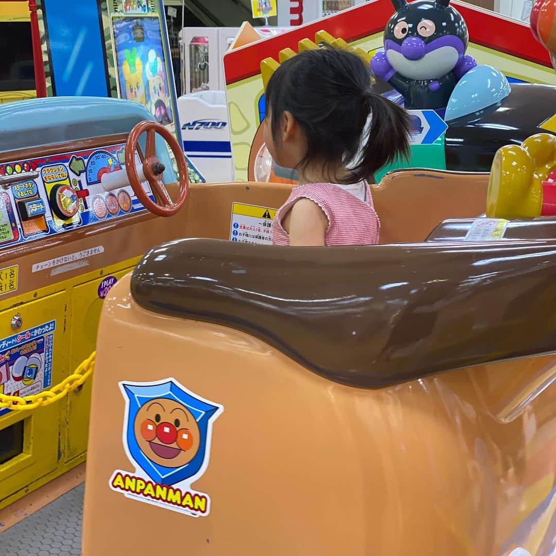 木本泉さんのインスタグラム写真 - (木本泉Instagram)「-﻿ おもちゃ屋さんに行っても、おもちゃを買える場所と知らないので見て楽しんでる姪っ子😆﻿ ﻿ アンパンマンの乗り物に乗って大満足してました笑﻿ ﻿ #姪っ子#2歳1ヶ月#アンパンマン」6月29日 20時55分 - izumikimoto