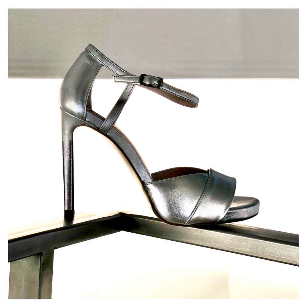 のインスタグラム：「#islo #isloshoes #isloisabellalorusso #shoes #sandals #laminato #details #silver #detailsmakethedifference #solocosebelle #moodoftheday #shopping #shoppingonline #madeinitaly #esca #staytuned」