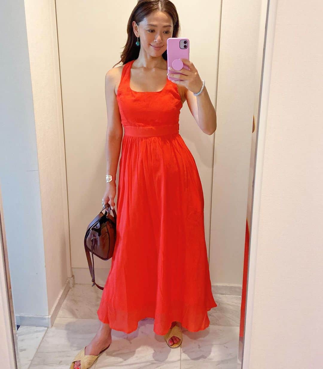 野沢和香さんのインスタグラム写真 - (野沢和香Instagram)「🍅Redこれもお気に入り👗 オレンジのような、あせた赤で良い色なんです☺️ 今日着てたら沢山の人に褒められた🙌  今日は暑かったのでGジャンじゃなくてシャンブレーのシャツを羽織って😎 真夏感を緩和してみましたw」6月29日 21時11分 - wakanozawa