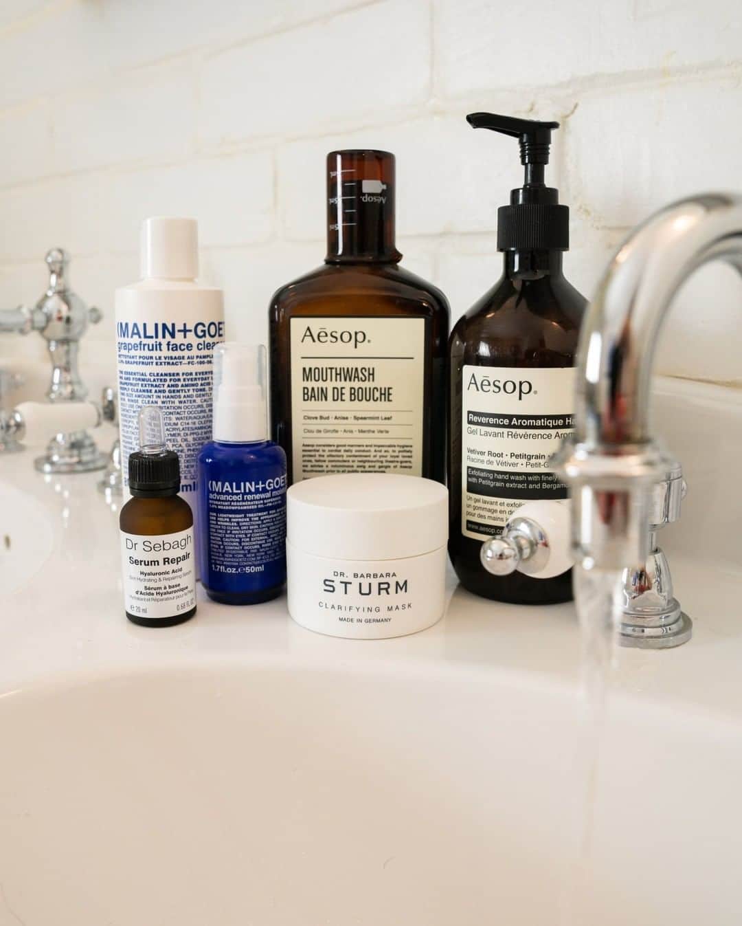 MR PORTERのインスタグラム：「What are the grooming products currently in pride of place on your sink? Here are a few of our everyday favourites from @aesopskincare, @malinandgoetz and @drbarbarasturm 🧼」