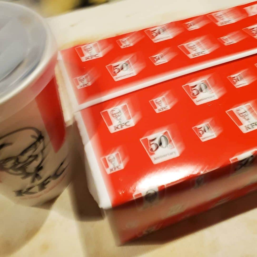 古賀隼斗さんのインスタグラム写真 - (古賀隼斗Instagram)「食卓へ物凄いスピードで駆け付けてくれたケンタッキー。  #kanaboon #古賀隼斗 #ブレの美学」6月29日 21時20分 - kanaboontuna