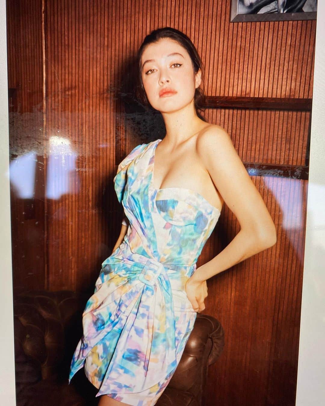 香華（KOuKA）のインスタグラム：「おはよう☀ Some behind the scenes from pre-lockdown shoots. I miss working, shoots feels like a lifetime ago! ❤️ @saks #bts」