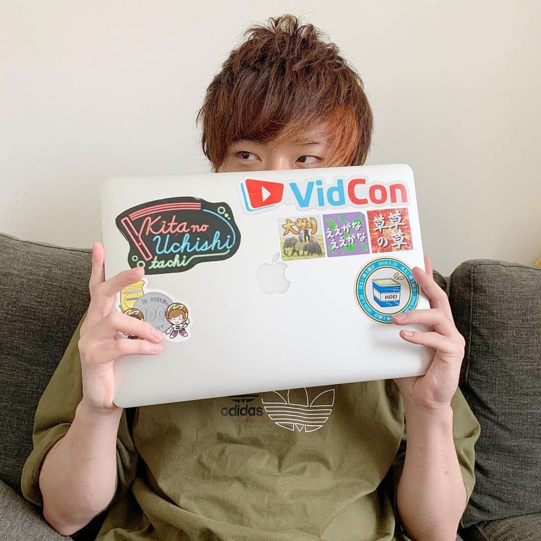 ふぇるとのインスタグラム：「【ご報告】  2015年12月23日に我が家に迎え入れたMac Book Pro君をこの度、引退させる決断を致しました。YouTuberを目指してから今日まで全ての動画をこの相棒と一緒に作り上げて来ました。もうそろそろ限界かな？と思って半年前くらいにiMac Proを購入したんですけど、やっぱり慣れたPCで編集するのが好きだったんで最近まで変わらずこいつで編集していました。でも近頃いよいよ限界を感じて、完全に壊れる前に乗り換えた方がいいなと思ったので初めて新PCで編集してみました。もちろんモニターも大きいし動作も軽いしスペック的にも何もかもが上位互換です。嬉しさもあり悲しさもありました。だってYouTuberを目指した大学2年生のあの日から100万人超えて今日までこれ1台で全部の動画を作って来たから。スピーカーも壊れてるし動作もカクカクだし書き出しもバカみたいに遅いけど、単純に新PCにすぐに乗り換えなかったのはこのMacBookで動画を作るのが自分の中で当たり前の日常になっていたんだと思います。PCは普通なら4〜5年が寿命だと言われています。普通以上に無理させていたはずなのによく働いてくれたなと思いました。  YouTuberは機材命なんで、新しいPCもカメラも大事に使ってこれからもたくさんの動画を作っていきたいと思います。MacBook Pro君、今まで本当にありがとう、どうかゆっくり休んでください。 (なんだこの重い文章笑。)」