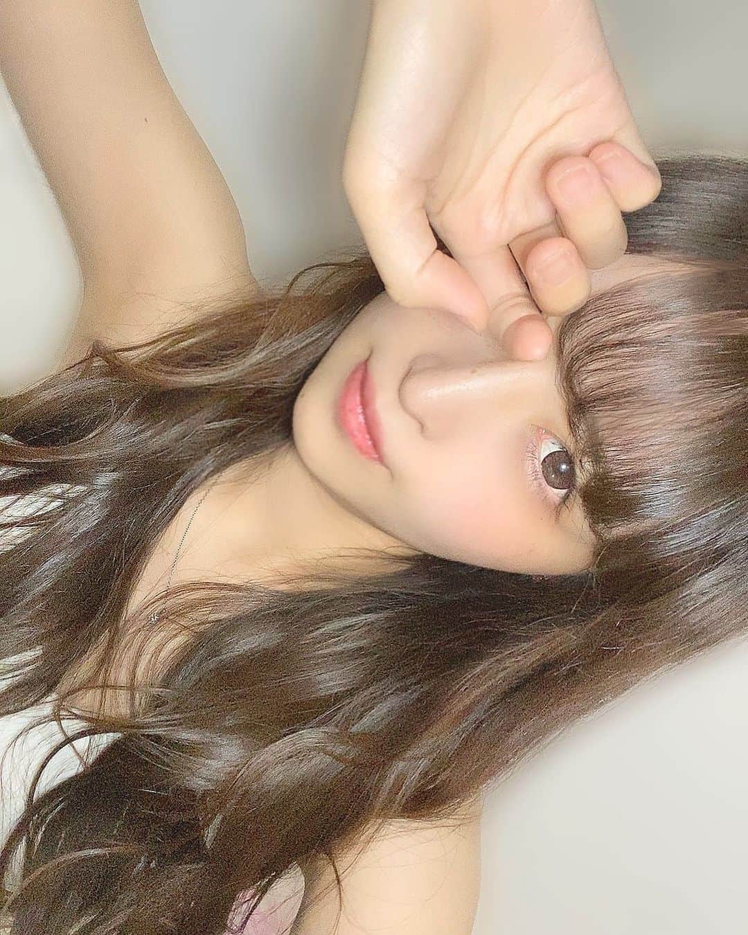 のインスタグラム：「🏅表彰されました🏅上の♡と右上の🔖しおりマークの【２つ】タップして下さったら教えて下さい🐶💗﻿ ﻿ ﻿ ☝️🏻２つのタップ後、﻿ 絵文字コメントもぜひです🙇🏻‍♀️﻿ 皆さまウインク得意ですか⁉️﻿ 教えてください！✍🏻✍🏻✍🏻（返信させて下さい🙇🏻‍♀️）﻿ ﻿ ⬇️⬇️⬇️本日の文章はもう少し下にあります⬇️⬇️⬇️ ﻿ ﻿ ﻿ ﻿ ​───────​─❌❌❌───​──────﻿ ＃ネット上胡散臭くてごめんなさい﻿ ＃写真は奇跡の一枚で、実物はどぶねずみです﻿ ＃ぴちゅという名前で呼ばれています﻿ ＃声非常に低く、クシャミは驚かれるレベルです﻿ ​───────​─❌❌❌───​──────﻿ ﻿ 動画は計４００万、﻿ フォロワー計１４万名、インスタは４３,０００名になりました。﻿ 本当に嬉しいです。いつも誠にありがとうございます。﻿ よく言われるマイナスイメージ❌は👇🏻をご覧下さい。﻿ 最近も１,４００～４,０００名程の方々いいね、﻿ ２００～４００件程のコメントありがとうございます。（数枚除く）﻿ ﻿ ✱ストーリーやフィードでのタグ付けも嬉しいです！﻿ いいねさせていただいております😭🙏🏻❤︎.*﻿ ﻿ ​───────​───────​───────﻿ ﻿ ﻿ ﻿ ⬇️⬇️⬇️やっと本日の本文です。⬇️⬇️⬇️﻿ ﻿ ﻿ ﻿ 会社にて﻿ 表彰していただきました………😭😭😭‼️﻿ ﻿ 少し前ですが、誠にありがとうございます。﻿ どんな賞でも嬉しいのです。 ﻿ 日々反省ばかりですが﻿ しっかり成果に繋げ会社に貢献できるよう意識していきます。﻿ ﻿ いつも連携やフォローして下さっている部署の方々や﻿ ABEMA（AbemaTV）の方々、﻿ キャスティングの方で﻿ ご相談させていただいている﻿ 芸能事務所の方々や出演くださっている演者の皆様﻿ 誠にありがとうございます。﻿ ﻿ 感謝しております。﻿ ﻿ ﻿ ​───────​───────​───────​─﻿ ​﻿ 写真は最近奇跡的に盛れた1枚です。﻿ ウインク( ͡° ͜ʖ ͡ )﻿ ではなく目を隠しているだけです。﻿ ﻿ ​───────​───────​───────﻿ ﻿ Tiktokアプリでpichu921のフォローをお待ちしています。﻿ 変顔ばかりですが…🤮﻿ ３万名の方フォローありがとうございます🙇🏻‍♀️﻿ こんな動画みたい！などあれば教えてください！﻿ チャレンジします🙇🏻‍♀️﻿ ﻿ ​───────​───────​───────﻿ ﻿ ※先日の9このコラージュ画像投稿に、﻿ 🏅会社やABEMA（AbemaTV）でいただきました﻿ 表彰🥇、❌反省点、﻿ 仕事について記載しております。﻿ その左上画像投稿は﻿ いいね４,６００名コメント４６０件、﻿ ありがとうございます😞🙏🏻❤︎.*﻿ ﻿ ​───────​───────​───────﻿ ﻿ 「仕事内容＆－１２㌔ダイエットについて」は﻿  @pichu921 を押してプロフィールを参照下さいませ🙇🏻‍♀️﻿ 「よくいただく質問」や「マイナスイメージ❌」﻿ については、インスタのプロフィール下の﻿ ハイライトタイトル【🚹❌質問へ】へ🙇🏻‍♀️﻿ ﻿ ​───────​───────​───────﻿ ﻿ 🔔通知がすぐに届く方法🔔﻿ @pichu921 を押して【メッセージ】の横の﻿ 【フォローする】を押すと【フォロー中▽】となり、﻿ ここをもう一度押すと【お知らせ】があります。﻿ そのチェックを全てONにすると、﻿ 通知が届くようになります☑️﻿ 早いコメントは基本返信させていただいております。﻿ ぜひ、お待ちしております🙇🏻‍♀️ ﻿ ﻿ ​───────​───────​─────── ﻿ ﻿ ※実はいいねしてくださった方の投稿を、﻿ たまにいいねさせていただいております…🤫㊙️﻿ ﻿ ﻿ #girl#japanesegirl#インスタ映え したいができない#セルフィー#セルカ#自撮り は疲れる#自撮り女子#自撮り界隈#instagramer#インフルエンサー#インスタグラマー でもない＃ビジョビ#selfie」