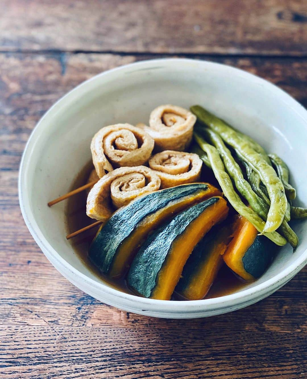 Chinamiさんのインスタグラム写真 - (ChinamiInstagram)「Simmered Kabocha Squash with deep-fried tofu and kidney beans #vegetables #foodstagram #japanesefood #pumpkin  かぼちゃ薄揚げインゲンの煮物 . ほんとはね、ほんとはね、このお料理についても 書きたいことだらけなんだ。 でも読みたい本が待ってるので さようなら〜👋🏻 😂🙏🏻 . #とりあえずポスト #かぼちゃ　#野菜 #煮物」6月29日 21時23分 - chinamiphoto