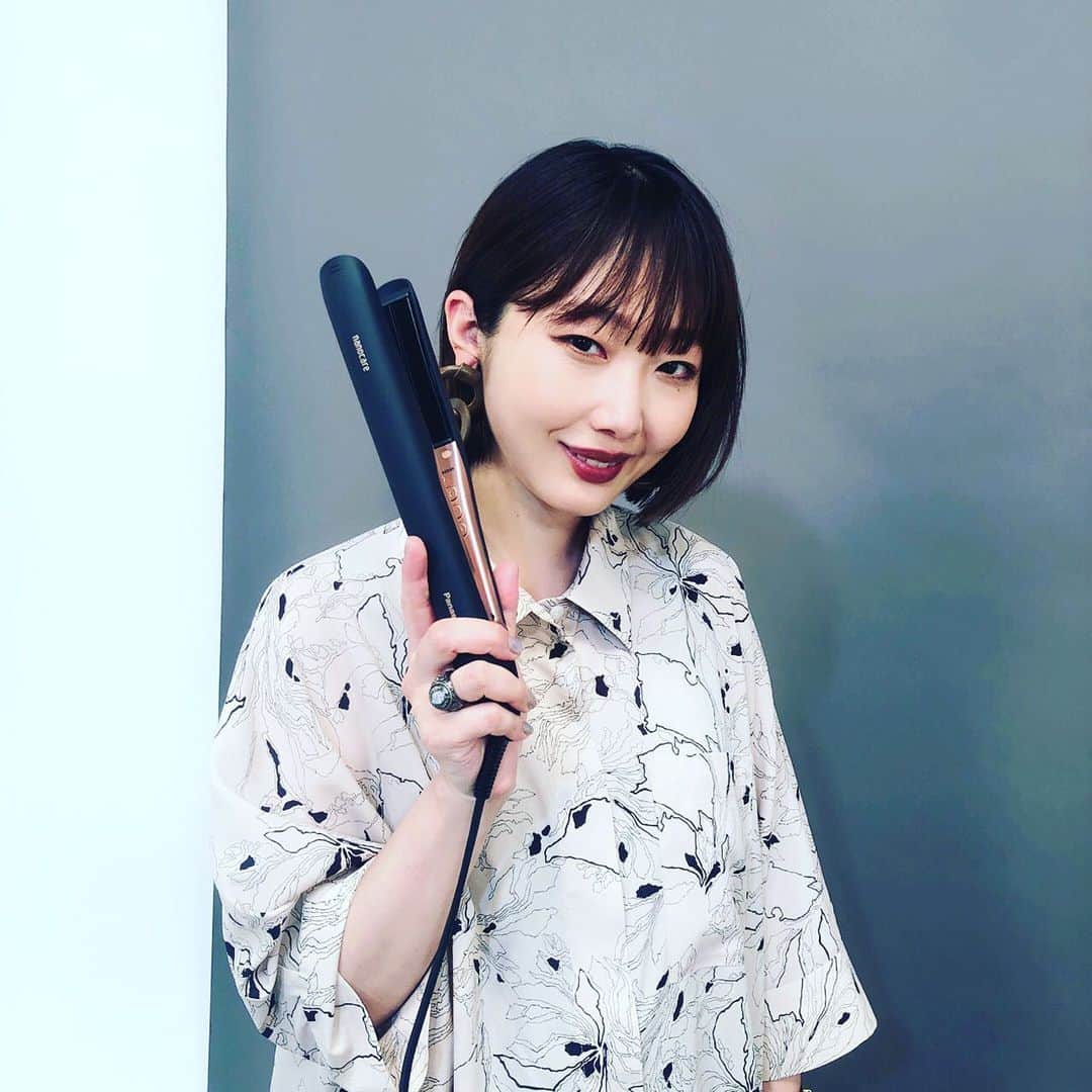 のインスタグラム：「ヘア&メイクアップアーティスト・林由香里さんとお届けした、パナソニックのインスタライブをご視聴くださった皆様、ありがとうございました✨✨﻿ 配信した内容はIGTVにてご覧いただけますので、ライブを再度見たい方も見逃してしまった方もぜひぜひチェックを‼️﻿ ﻿・ 今回のプレゼントはこちら👇﻿ ﻿・ 「パナソニック ストレートアイロン ナノケア EH-HS0E」1台を1名様に！﻿ ﻿・ 【応募方法】﻿ VOCEアカウントをフォロー＆このポストのコメント欄に今回のインスタライブの感想 or 今後のインスタライブで取り扱って欲しいテーマなどを書き込むだけです❣️🙆﻿ コメントくださった方の中から、抽選で計1名様にプレゼント🎁﻿ ﻿・ 【当選者数】1名様﻿ ﻿・ 【コメント締め切り】7/13（月）23:59﻿ ﻿・ 【当選発表】﻿ 2020年7月下旬頃、当選した方のみ、投稿してくださったアカウントにDM（ダイレクトメッセージ）にてご連絡をさせていただきます。﻿ ﻿・ ※非公開アカウントからのご応募は無効となります。ご了承ください﻿ ※コメントはVOCE誌面・VOCEウェブサイトで使用させていただく可能性がありますので、あらかじめご了承ください﻿ ※当選者の発表はDMのご連絡をもってかえさせていただきます。抽選の経過や結果などに関するお問い合わせには一切お応えできません﻿ それでは、コメントをお待ちしております‼️﻿ ﻿・ 最後に、本日ご紹介したビューティギアのおさらい👇﻿ ・ あなたのヘアケアをもっと充実させてくださいね！﻿ ﻿・ 「パナソニック ストレートアイロン ナノケア EH-HS0E」オープンプライス(おおよそ¥18000前後※編集部調べ) ﻿・ －－－－－－－－－－－－－－－－－－－－﻿ VOCEのinstagramでは新作コスメ情報やメイクテク、撮影舞台裏を毎日お届け！⠀﻿ ぜひフォロー&チェックして﻿ 👉 @vocemagazine ・ ﻿・ #ストレートヘア #ストレートアイロン #ヘアケア #林由香里 #voce #voceおすすめ #vocemagazine #ヴォーチェ #パナソニック #パナソニックビューティ #panasonic #ビューティギア #美容ギア #ナノケア #コスメマニア #コスメ好きさんと繋がりたい #おすすめコスメ #コスメ紹介 #コスメレポ #コスメ部 #ライブ配信 #スキンケア好きと繋がりたい #pr」