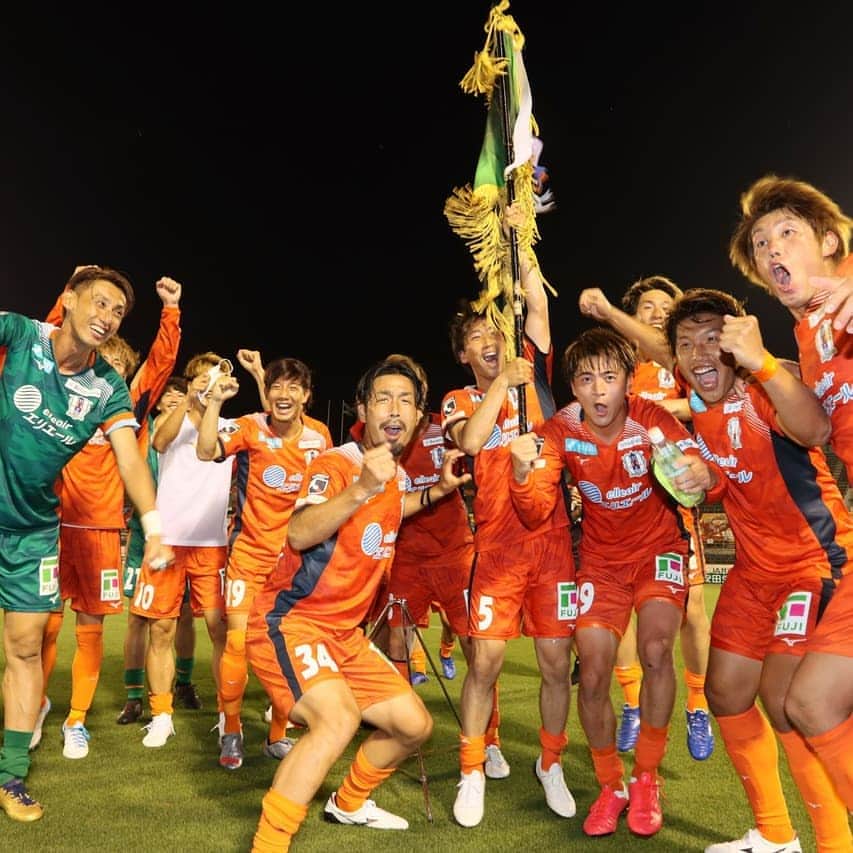 岡本昌弘のインスタグラム：「リーグ戦が再開しましたね。ダービー勝てて良かったです。３失点は頂けないですね。大変申し訳ないです。 ただサッカーが出来ることに感謝したいです。たくさんの人に支えられて好きなサッカーが出来て。幸せです。この幸せを皆で共感、共有できるようにおじさん頑張ります。」