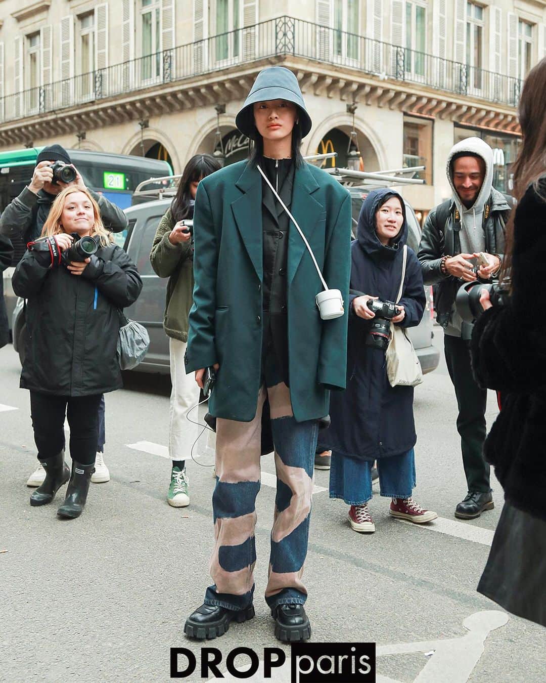Droptokyoさんのインスタグラム写真 - (DroptokyoInstagram)「PARIS STREET STYLES #🇫🇷@drop_paris #streetstyle#droptokyo#paris#france#streetscene#streetfashion#streetwear#streetculture#tokyofashion#japanfashion#fashion#parisfashionweek#パリ#parisstreetstyle#parisfashion#pfw#2020aw#ストリートファッション Photography: @keimons @dai.yamashiro」6月29日 21時26分 - drop_tokyo