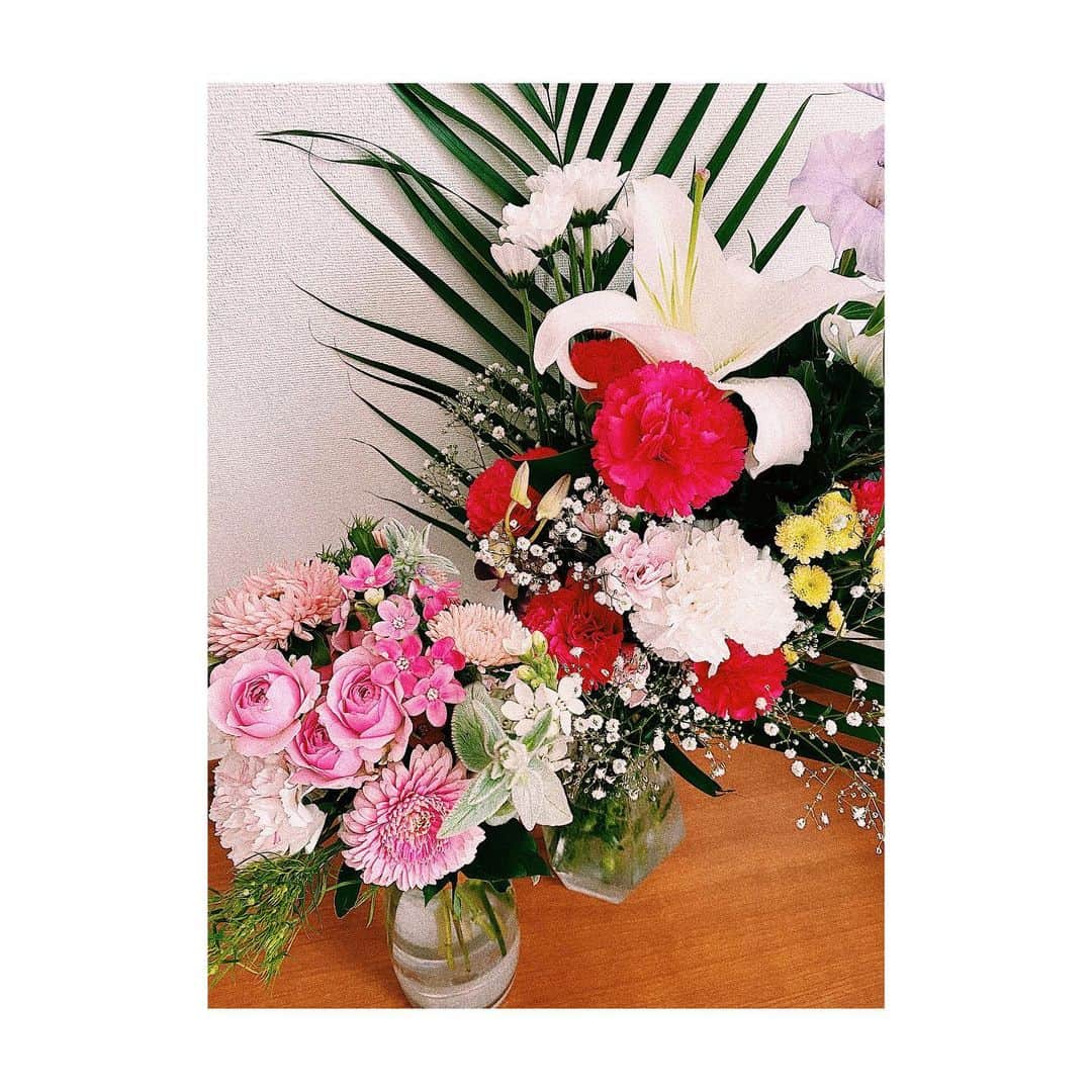 平祐奈さんのインスタグラム写真 - (平祐奈Instagram)「💐 お花にJoMALONEにチョコレート。。。 今日は大好きなスタッフさん達に大好きな物を 沢山頂いた日でした。 ありがとうございます☺︎ ずっとずっと笑って居られる素敵なチームなんだぁ、、、♡ #yunatube」6月29日 21時28分 - yunataira_official