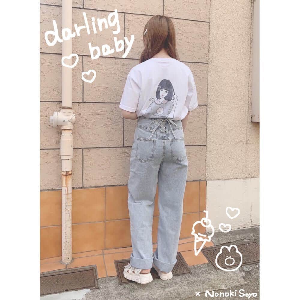 乃の木そよのインスタグラム：「@darling_baby__  さんがコラボTで可愛くコーディネートして頂きました🥰❤ . . デニムとサンダルもDarling Babyさんの人気アイテムです🌷︎ . 🐰tops Darling Baby×乃の木そよ (D1347) ¥4,100 . 🐰bottoms バックレースアップデニム (D1141) ¥4,300 . 🐰sandals シンプル厚底サンダル (D1141) ¥3,900 . . #darlingbaby #乃の木そよ #コラボ #tシャツ #イラストレーター #イラスト」