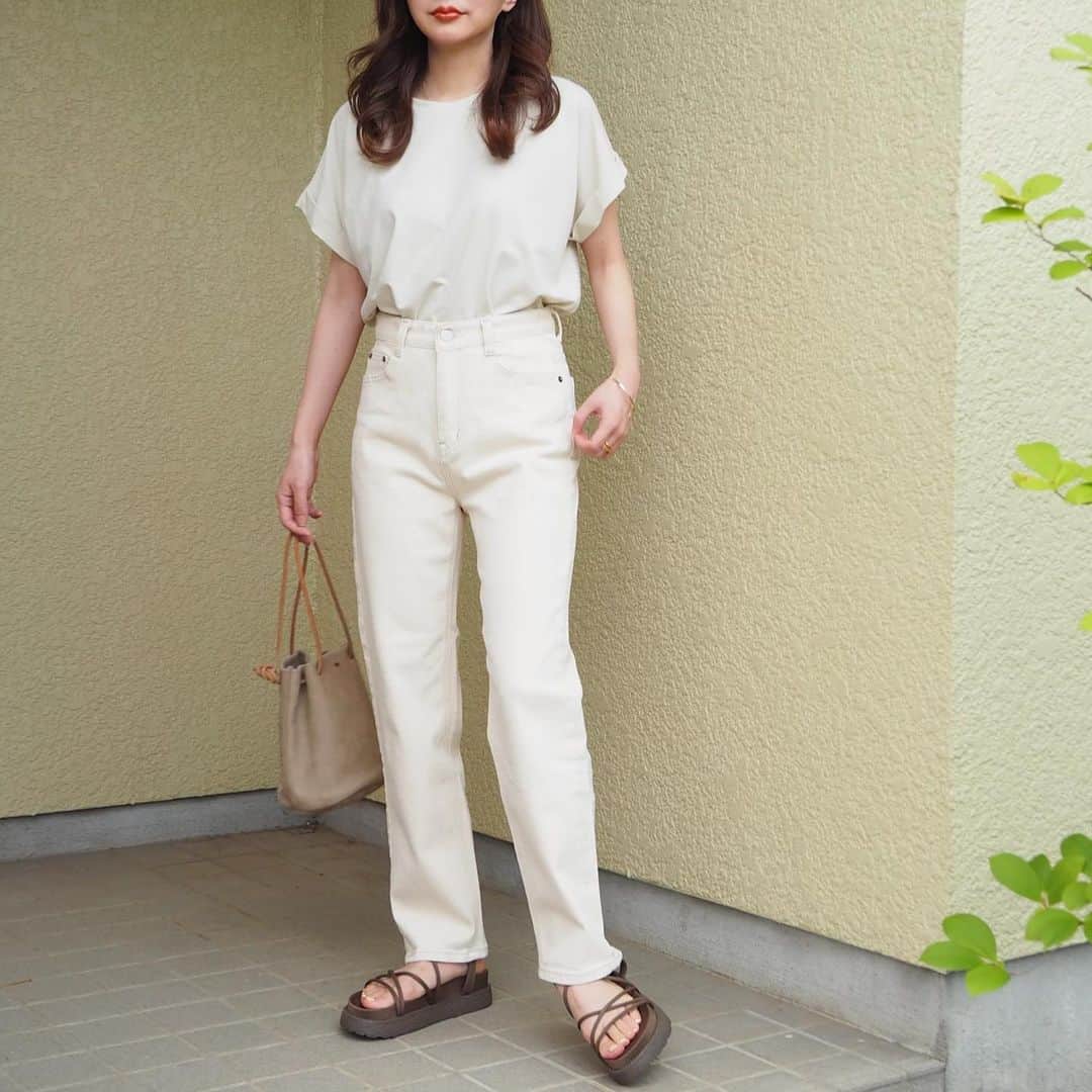 shino_430さんのインスタグラム写真 - (shino_430Instagram)「＿＿＿‪⌇⌇ . . 一枚あると重宝する形が綺麗なロールアップT☺︎ . . ストレッチも効いててシワにもなりにくくて、気に入りすぎて全色ヘビロテ☺️ . あす発売です☺︎ . . tops/pants @laulen_official . . shoes @evol_official0 . . . #laulen_official#fashion#coordinate#白デニム#ワントーンコーデ#サンダル#ラクチンコーデ#夏コーデ#大人カジュアル#低身長コーデ#154cm#シンプルコーデ」6月29日 21時31分 - shino_430