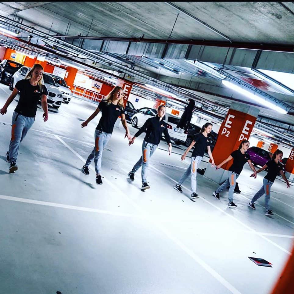 リーケ・ウェイファースのインスタグラム：「Marching into a new week with confidence!🔥 Light at the end of the tunnel, so proud of you keeping so much patience and optimism at home!  It’s a special week because finally the moment has come for all gymnasts to start their training again! So happy for all of you who love their sport and that we all are finally able to do our big passion again!! 🧡 Who’s excited and can’t wait for Wednesday!? 🧡」