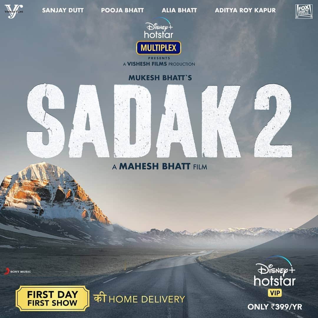 アリア・バットのインスタグラム：「A love story that began 29 yrs ago now journeys towards a new horizon. Sadak2 - The road to love ❤️ Here’s presenting our FIRST TEASER POSTER🌞💃🏻 First day First show, from the comfort of your homes! Watch #Sadak2 on @DisneyPlusHotstarVIP with #DisneyPlusHotstarVIPMultiplex @adityaroykapur @duttsanjay @poojab1972 @maheshfilm #MukeshBhatt @visheshfilms #SuhritaSengupta」
