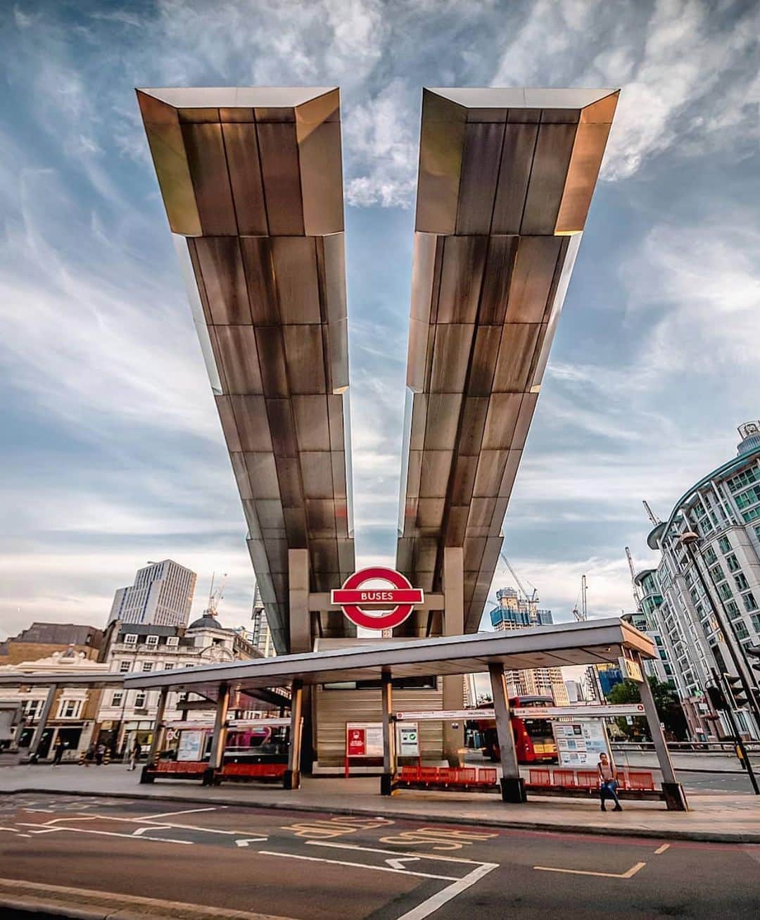@LONDON | TAG #THISISLONDONさんのインスタグラム写真 - (@LONDON | TAG #THISISLONDONInstagram)「One of the more fascinating bus stations in #London... this is #Vauxhall by @andresbalcazar_ 📸🔥 Very cool capture. 👌🏼👌🏼 ________________________________________  #thisislondon #lovelondon #london #londra #londonlife #londres #uk #visitlondon #british #🇬🇧 #vauxhallstation #vauxhallbusstation」6月29日 21時36分 - london