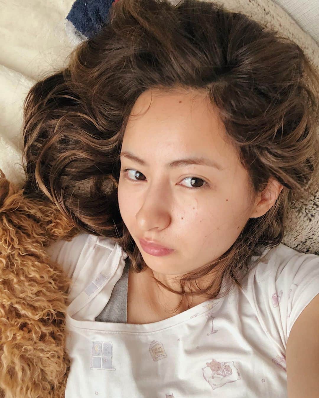Julia Castroさんのインスタグラム写真 - (Julia CastroInstagram)「この時期の朝の涼しい感じ大好き🧡 そして遂にベッドルームにムービーシアター完成したから今から見るんだ🎥 NetflixかAmazon primeにあるオススメ映画教えて♡ . #goodmorning  #morning #selfie #summermorning #springsummer #pajamas #pj #gelatopique  #haircolor #hairstyle #朝 #朝日 #パジャマ #セルフィー #おはよう #髪色 #部屋着 #女の子 #ファッション #夏服 #楽コーデ #ベッドルーム #写真」6月29日 21時36分 - julia.c.0209