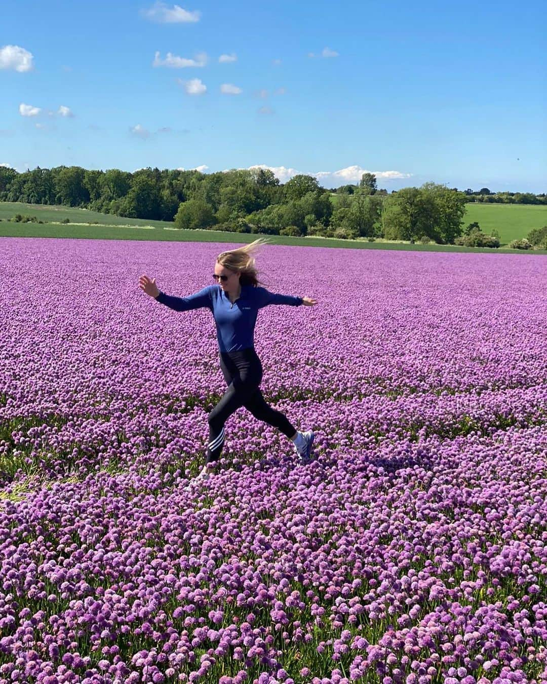 CarolineWozniackiさんのインスタグラム写真 - (CarolineWozniackiInstagram)「Happy in my nature(al) element ☺️💃🏼🌸 #nature」6月29日 21時38分 - carowozniacki