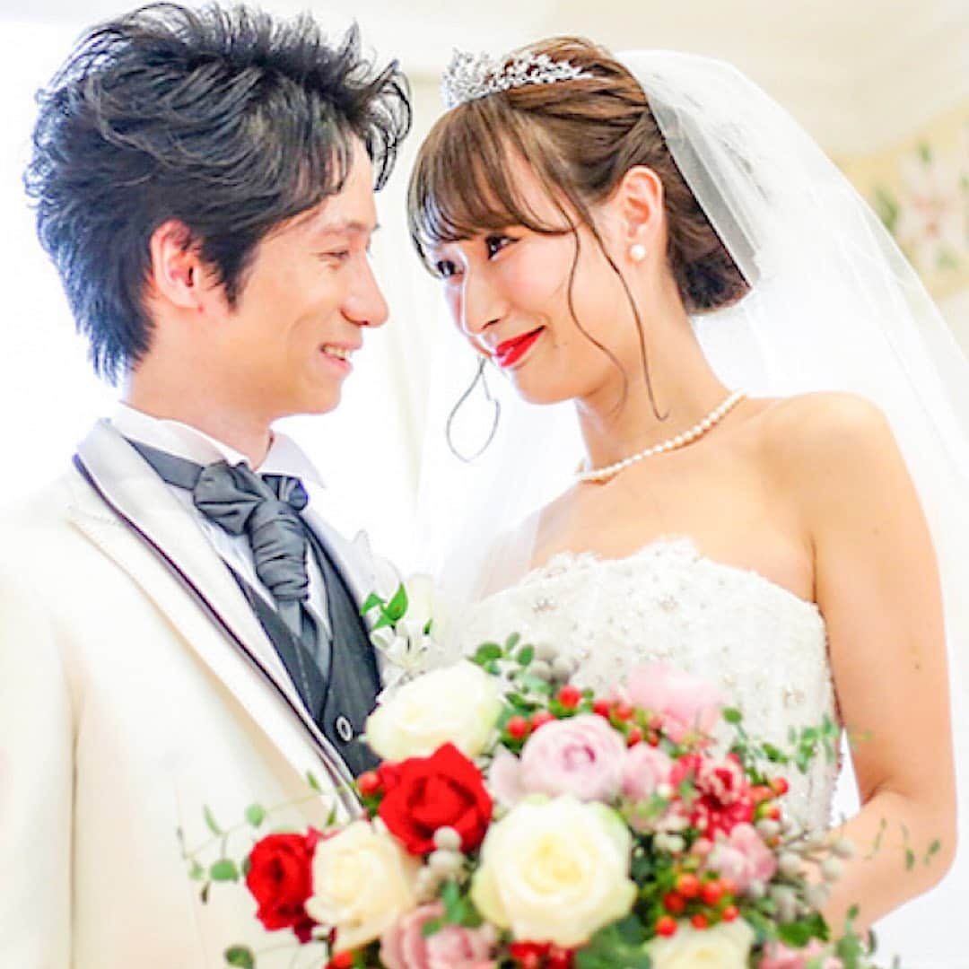 ベストブライダル公式さんのインスタグラム写真 - (ベストブライダル公式Instagram)「@bestbridal.jp 💒 ベストブライダルの花嫁さんは #ベストブライダル花嫁 #BB花嫁 にお写真を投稿してください♩ . . 会場名：#アートグレイス新浦安  @artgrace_shinurayasu . . カバー写真はアートグレイスウエディングコースト東京ベイで挙式をされた #卒花 さんのウェディングフォト🕊 . 赤をメインにした華やかなブーケが 純白のドレスを引き立てていてとても素敵なお写真です🌹 . 赤をメインカラーにしたウェディングは 華やかな雰囲気をより一層演出してくれます✨ . そのほかのお写真もとても素敵なものばかりなので ぜひスワイプをしてチェックしてみてくださいね🔔 . . ＼ウェディングフォト募集中❤️／ . 当アカウントでリグラムOKなベストブライダルの卒花嫁orプレ花嫁の皆様は、 #ベストブライダル花嫁 もしくは  #BB花嫁 のハッシュタグをつけて投稿をお願いします💕 . . ※BB花嫁に投稿があったお写真をリグラムする際は個別にご連絡は行っておりません🙇予めご了承ください＊* . . ＝＝＝＝＝＝＝＝＝＝＝＝ 💒ベストブライダルとは？ ＝＝＝＝＝＝＝＝＝＝＝＝ . ＊アートグレイス ＊セントグレース ＊アプローズスクエア ＊ストリングス ＊アフロディテ . など、全国（東京、横浜、浦安、千葉、仙台、名古屋、大阪、京都）でゲストハウスを運営し、多くのお客様の人生の節目となるウエディングを手がけています💕 . また、多くのお客様にお帰りいただけるレストラン、ホテルもご用意しています🍴 . . 💒【各会場のアカウントについて】 私たちの会場は @bestbridal.jp のフォロ一覧からご覧頂けます✨ . 💐【ブライダルフェアの予約について】 各会場のアカウントのプロフィールURL🔗にある会場HPからご予約いただけます✨ . . ＝＝＝＝＝＝＝＝＝＝＝＝ 💗たくさんの、LOVEを届けよう ＝＝＝＝＝＝＝＝＝＝＝＝ . #たくlove 私たちのブランドスローガンは「たくさんの、LOVEを届けよう」💕 . お客様との出会いは、一生における祝福の瞬間を祝う、始まりです。 . 私たちはお客様との出会いを大切に、おふたりの人生を祝福し続ける存在でありたいと考えています🕊 . ベストブライダルは、世の中で1番、たくさんのLOVEが届く瞬間をお祝いする企業を目指します♡ . . . #結婚式 #花嫁 #プレ花嫁 #卒花嫁 #結婚式準備 #ウェディング #ウエディング #ベストブライダル #日本中のプレ花嫁さんと繋がりたい  #婚約指輪 #婚約 #プロポーズ #結婚式場 #結婚式レポ  #2019春婚 #2019秋婚 #2019夏婚 #2020春婚 #ブライダルフェア #ウェディングフォト #プレ花嫁準備  #たくさんのloveを届けよう」6月29日 21時39分 - bestbridal.jp