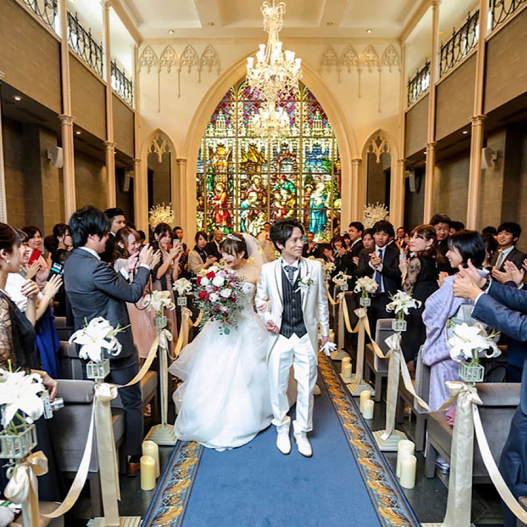 ベストブライダル公式さんのインスタグラム写真 - (ベストブライダル公式Instagram)「@bestbridal.jp 💒 ベストブライダルの花嫁さんは #ベストブライダル花嫁 #BB花嫁 にお写真を投稿してください♩ . . 会場名：#アートグレイス新浦安  @artgrace_shinurayasu . . カバー写真はアートグレイスウエディングコースト東京ベイで挙式をされた #卒花 さんのウェディングフォト🕊 . 赤をメインにした華やかなブーケが 純白のドレスを引き立てていてとても素敵なお写真です🌹 . 赤をメインカラーにしたウェディングは 華やかな雰囲気をより一層演出してくれます✨ . そのほかのお写真もとても素敵なものばかりなので ぜひスワイプをしてチェックしてみてくださいね🔔 . . ＼ウェディングフォト募集中❤️／ . 当アカウントでリグラムOKなベストブライダルの卒花嫁orプレ花嫁の皆様は、 #ベストブライダル花嫁 もしくは  #BB花嫁 のハッシュタグをつけて投稿をお願いします💕 . . ※BB花嫁に投稿があったお写真をリグラムする際は個別にご連絡は行っておりません🙇予めご了承ください＊* . . ＝＝＝＝＝＝＝＝＝＝＝＝ 💒ベストブライダルとは？ ＝＝＝＝＝＝＝＝＝＝＝＝ . ＊アートグレイス ＊セントグレース ＊アプローズスクエア ＊ストリングス ＊アフロディテ . など、全国（東京、横浜、浦安、千葉、仙台、名古屋、大阪、京都）でゲストハウスを運営し、多くのお客様の人生の節目となるウエディングを手がけています💕 . また、多くのお客様にお帰りいただけるレストラン、ホテルもご用意しています🍴 . . 💒【各会場のアカウントについて】 私たちの会場は @bestbridal.jp のフォロ一覧からご覧頂けます✨ . 💐【ブライダルフェアの予約について】 各会場のアカウントのプロフィールURL🔗にある会場HPからご予約いただけます✨ . . ＝＝＝＝＝＝＝＝＝＝＝＝ 💗たくさんの、LOVEを届けよう ＝＝＝＝＝＝＝＝＝＝＝＝ . #たくlove 私たちのブランドスローガンは「たくさんの、LOVEを届けよう」💕 . お客様との出会いは、一生における祝福の瞬間を祝う、始まりです。 . 私たちはお客様との出会いを大切に、おふたりの人生を祝福し続ける存在でありたいと考えています🕊 . ベストブライダルは、世の中で1番、たくさんのLOVEが届く瞬間をお祝いする企業を目指します♡ . . . #結婚式 #花嫁 #プレ花嫁 #卒花嫁 #結婚式準備 #ウェディング #ウエディング #ベストブライダル #日本中のプレ花嫁さんと繋がりたい  #婚約指輪 #婚約 #プロポーズ #結婚式場 #結婚式レポ  #2019春婚 #2019秋婚 #2019夏婚 #2020春婚 #ブライダルフェア #ウェディングフォト #プレ花嫁準備  #たくさんのloveを届けよう」6月29日 21時39分 - bestbridal.jp