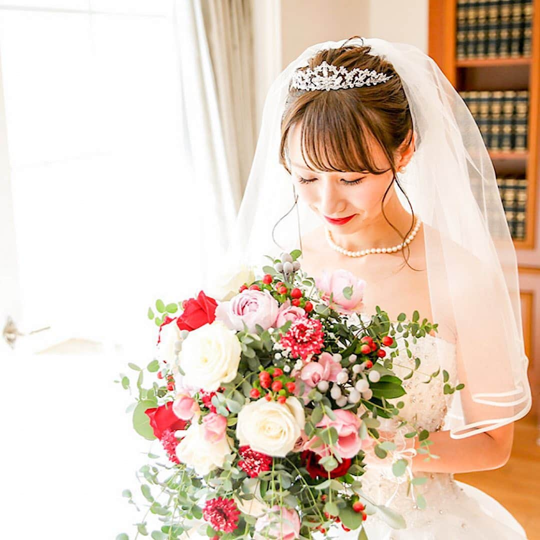 ベストブライダル公式さんのインスタグラム写真 - (ベストブライダル公式Instagram)「@bestbridal.jp 💒 ベストブライダルの花嫁さんは #ベストブライダル花嫁 #BB花嫁 にお写真を投稿してください♩ . . 会場名：#アートグレイス新浦安  @artgrace_shinurayasu . . カバー写真はアートグレイスウエディングコースト東京ベイで挙式をされた #卒花 さんのウェディングフォト🕊 . 赤をメインにした華やかなブーケが 純白のドレスを引き立てていてとても素敵なお写真です🌹 . 赤をメインカラーにしたウェディングは 華やかな雰囲気をより一層演出してくれます✨ . そのほかのお写真もとても素敵なものばかりなので ぜひスワイプをしてチェックしてみてくださいね🔔 . . ＼ウェディングフォト募集中❤️／ . 当アカウントでリグラムOKなベストブライダルの卒花嫁orプレ花嫁の皆様は、 #ベストブライダル花嫁 もしくは  #BB花嫁 のハッシュタグをつけて投稿をお願いします💕 . . ※BB花嫁に投稿があったお写真をリグラムする際は個別にご連絡は行っておりません🙇予めご了承ください＊* . . ＝＝＝＝＝＝＝＝＝＝＝＝ 💒ベストブライダルとは？ ＝＝＝＝＝＝＝＝＝＝＝＝ . ＊アートグレイス ＊セントグレース ＊アプローズスクエア ＊ストリングス ＊アフロディテ . など、全国（東京、横浜、浦安、千葉、仙台、名古屋、大阪、京都）でゲストハウスを運営し、多くのお客様の人生の節目となるウエディングを手がけています💕 . また、多くのお客様にお帰りいただけるレストラン、ホテルもご用意しています🍴 . . 💒【各会場のアカウントについて】 私たちの会場は @bestbridal.jp のフォロ一覧からご覧頂けます✨ . 💐【ブライダルフェアの予約について】 各会場のアカウントのプロフィールURL🔗にある会場HPからご予約いただけます✨ . . ＝＝＝＝＝＝＝＝＝＝＝＝ 💗たくさんの、LOVEを届けよう ＝＝＝＝＝＝＝＝＝＝＝＝ . #たくlove 私たちのブランドスローガンは「たくさんの、LOVEを届けよう」💕 . お客様との出会いは、一生における祝福の瞬間を祝う、始まりです。 . 私たちはお客様との出会いを大切に、おふたりの人生を祝福し続ける存在でありたいと考えています🕊 . ベストブライダルは、世の中で1番、たくさんのLOVEが届く瞬間をお祝いする企業を目指します♡ . . . #結婚式 #花嫁 #プレ花嫁 #卒花嫁 #結婚式準備 #ウェディング #ウエディング #ベストブライダル #日本中のプレ花嫁さんと繋がりたい  #婚約指輪 #婚約 #プロポーズ #結婚式場 #結婚式レポ  #2019春婚 #2019秋婚 #2019夏婚 #2020春婚 #ブライダルフェア #ウェディングフォト #プレ花嫁準備  #たくさんのloveを届けよう」6月29日 21時39分 - bestbridal.jp