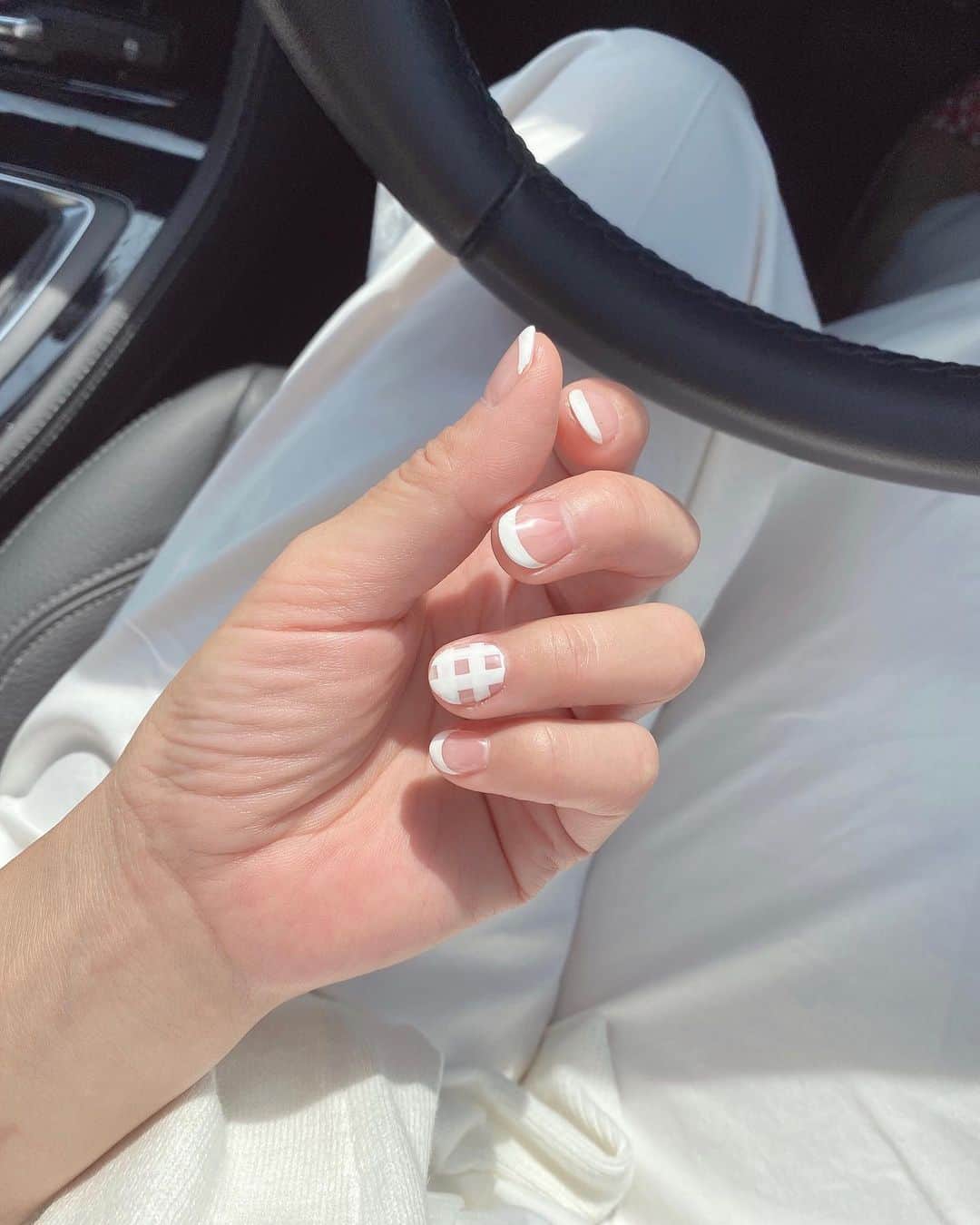Keikooooooのインスタグラム：「nail♡ 夏っぽく爽やかに🍍 丸い爪に、短めが好きな私の爪を 可愛くしてもらいました♫ @yooooopy918 さんありがとうございました♡ #nail #newnail #夏ネイル #ジェルネイル」