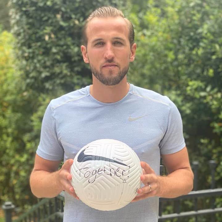 ハリー・ケインのインスタグラム：「The way football brings people together can be incredible. The ball itself is at the heart of that. 😍⚽ #PlayWithLove @nikefootball」
