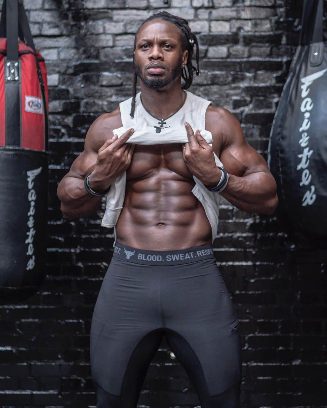 Ulissesworldさんのインスタグラム写真 - (UlissesworldInstagram)「Blood, Sweat and Respect to everyone working hard on their goals 💪🏾 Monday Vibes 💫 #letsgetit _ LINK IN MY BIO👆For Meal Plans & Programs (Females also) @iamdedicated_army #letsgo IAMDEDICATED.ULISSESWORLD.COM  _ #Ulissesworld」6月29日 21時55分 - ulissesworld