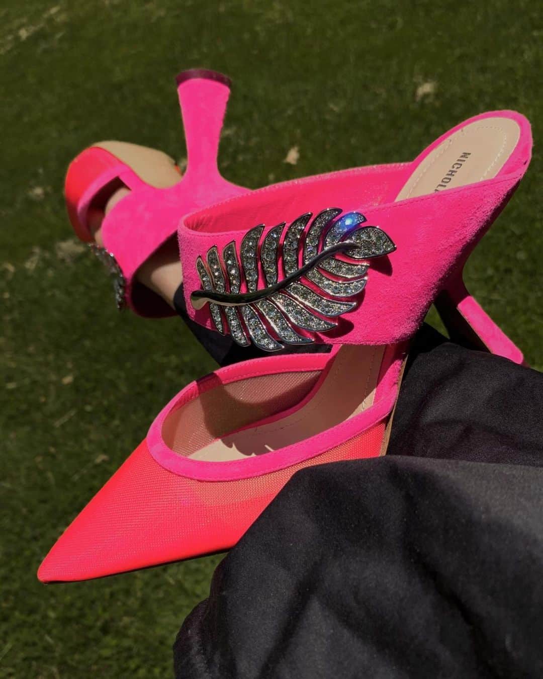 のインスタグラム：「All in the details – discover our Monstera Mesh Mules in fuchsia through the link in bio or at nicholaskirkwood.com 💕 Captured by @itskaykayleigh #Nicholaskirkwood #MyKirkwoods」