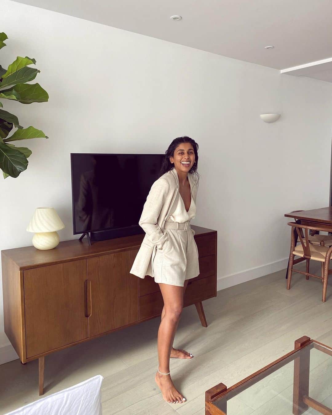 Nextさんのインスタグラム写真 - (NextInstagram)「"This is the summer suit I’ve been searching for. Simple and chic, the perfect look for a summer wedding, but to be honest I’ll be wearing it non stop casually with flat chunky sandals!” 📸 @monikh 🔎Blazer: 126254 Shorts: 405463 #emmawillis」6月29日 21時49分 - nextofficial