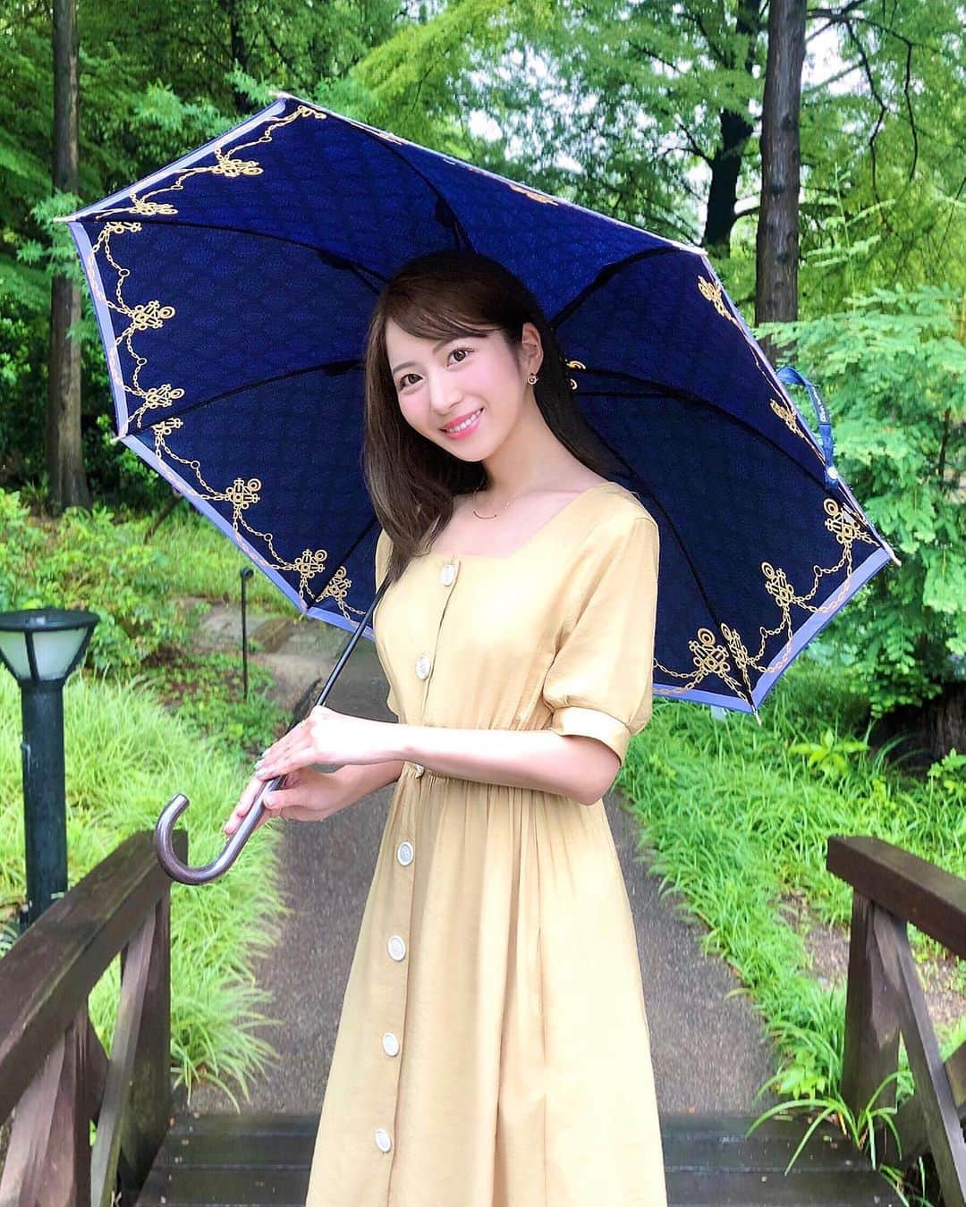 のインスタグラム：「🌼💛🍋 イエローコーデ🐥 ワンピースと傘の柄の色を合わせました💓 傘もコーディネートすると雨の日がちょっと楽しくなります☺️♪ . . 数日前にご紹介した骨盤ショーツについて コメントやDMをいただいたのでシェアします💐 . Q：毎日使っていますか？ おうちで寛ぐ時間など自分のタイミングで 毎日少しでも着るようにしています！ . Q：どんなところがいいですか？ ショーツタイプなので着けていてズレない レースデザインで可愛いところです♡ . Q：履いていて苦しくないですか？ ホックが３段階になっているので身体に合わせて使えます♪ @gyugyugyu_lme . . 【♥️DMについて♥️】 ご質問やご依頼には全てお返事をさせていただきました💌 . 沢山の応援メッセージもありがとうございます😌💓 (お返事してなくても全て拝見しております) . 〈返信が来ていないという企業様へ〉 承認前のDMは100件以上になると表示期間があるようです。 見落としている可能性もございますので、 お手数ですがもう一度ご連絡をお願い致します🙏 . . . Onepiece： @opure.official Umbrella：#roberta . . #梅雨 #梅雨コーデ #雨の日コーデ #雨の日 #雨の日の過ごし方 #小雨 #雨上がり #雨にも負けず #楽しく #晴れ女 #イエローコーデ #傘 #ワンピースコーデ #夏コーデ #森林浴 #公園 #涼しい #大人シンプル #シンプルコーデ #大人コーデ #雨模様 #夏が待ち遠しい」