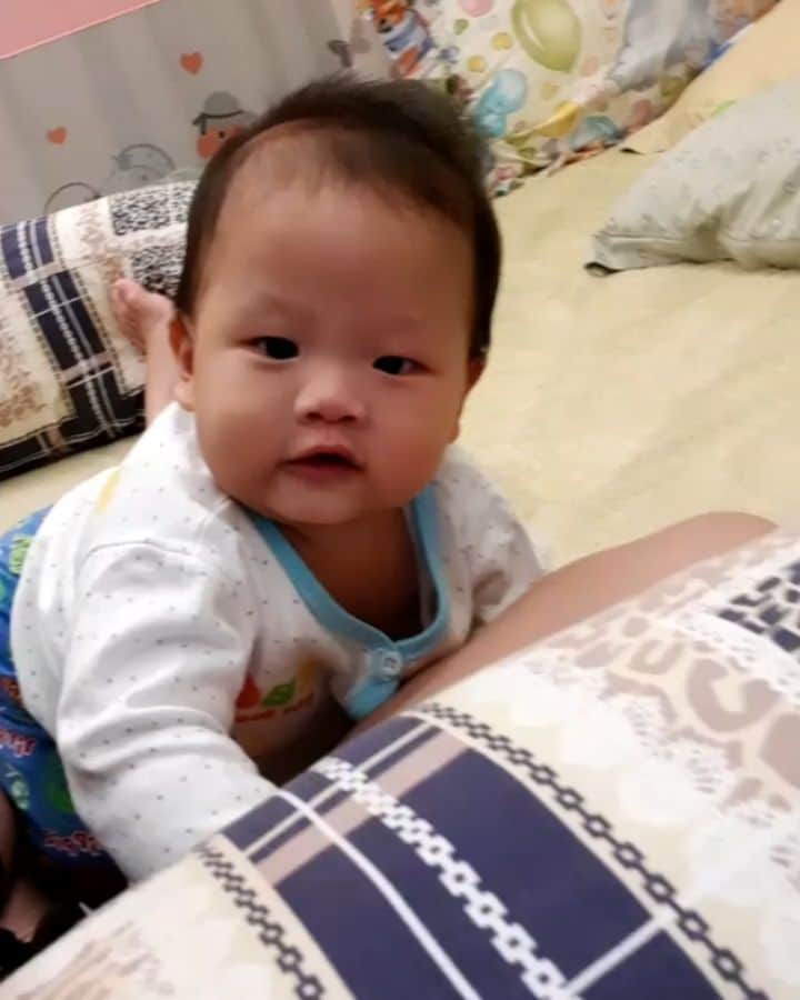 デビー・スサントのインスタグラム：「Bayi mama uda bisa pura pura ketawa 🤣 love you ❤」