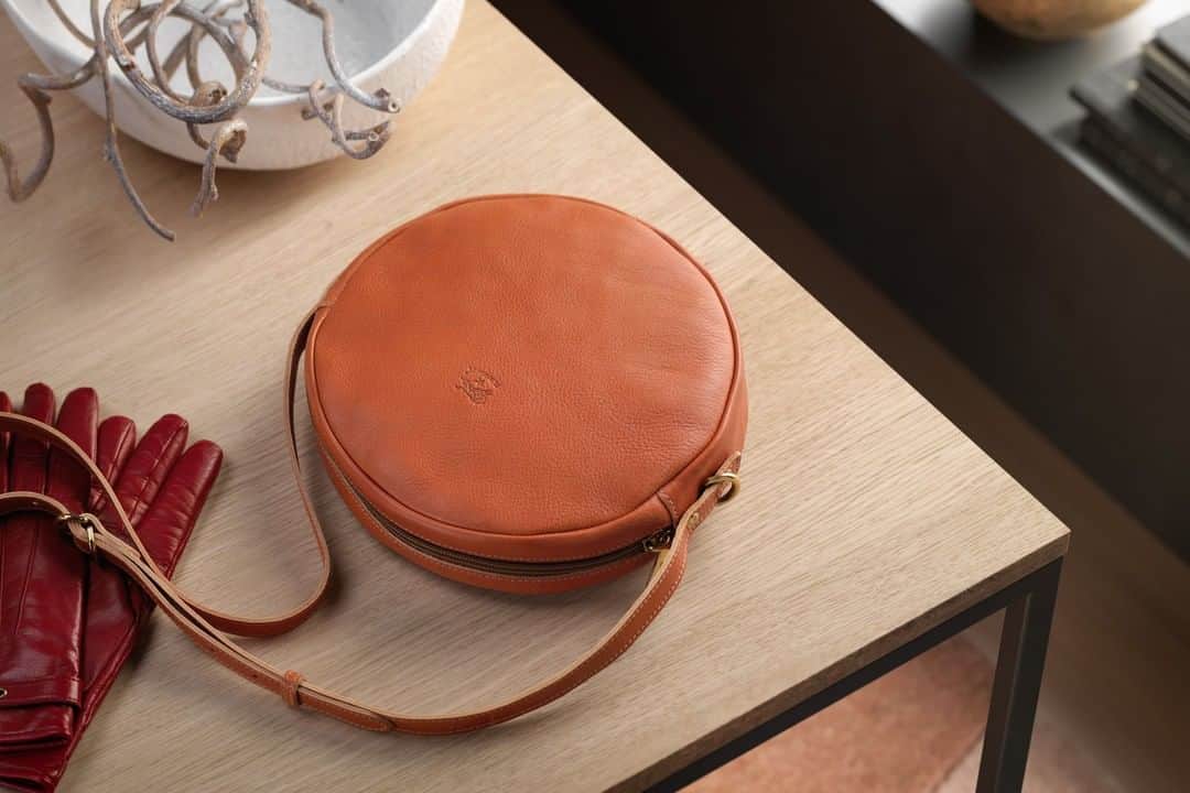 イルビゾンテのインスタグラム：「Proud to be timeless. ☆ #ilbisonte #accessories #leatherbag  #carryover」